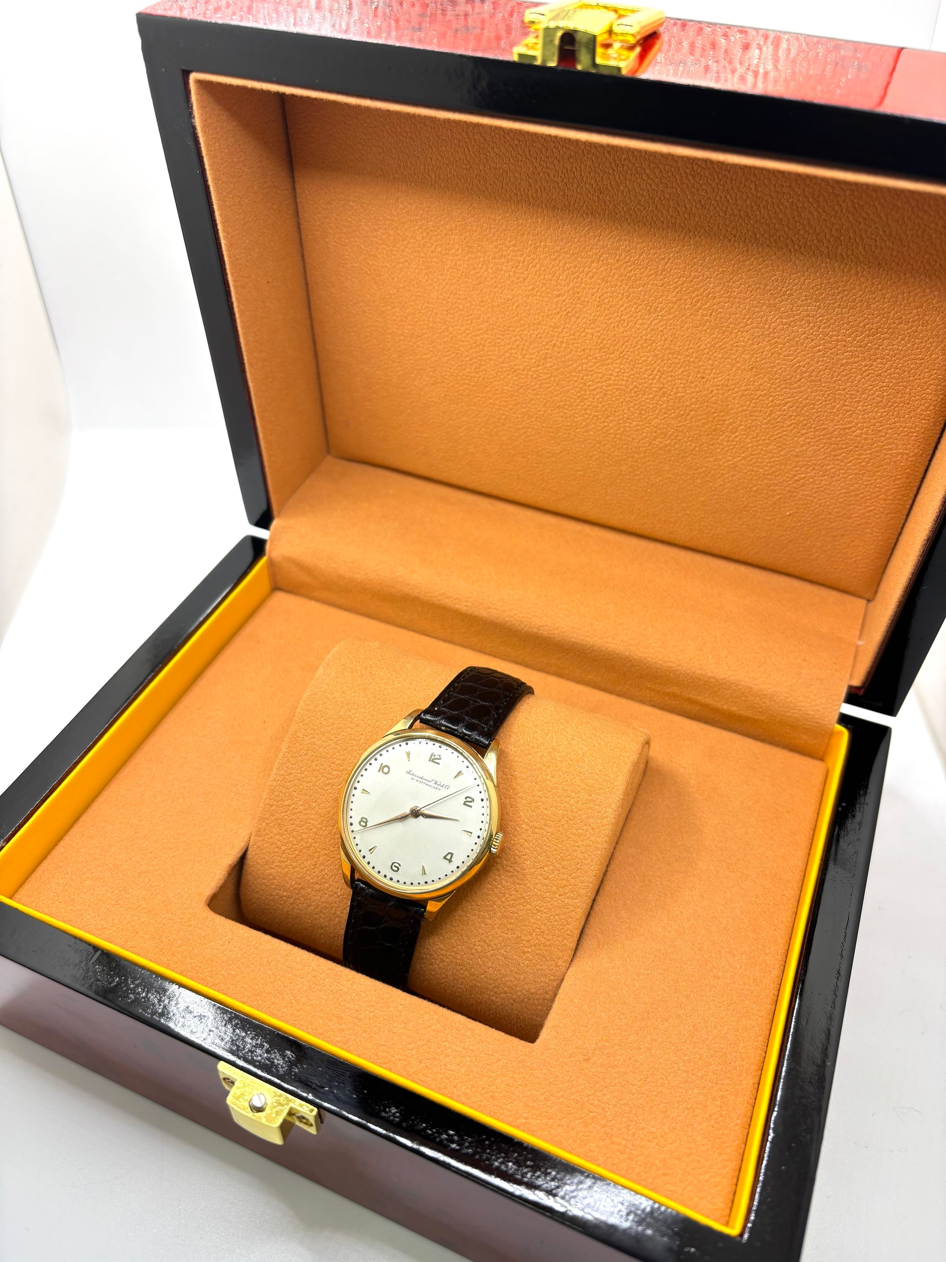 IWC Vintage Calibre 89 en or jaune 18K de 35 mm, équipée d'un mouvement mécanique à remontage manuel réputé pour sa précision et sa fiabilité. Cette montre de collection présente un élégant cadran champagne à chiffres arabes, un verre plexiglas et un bracelet en cuir noir. Révisée en interne, garantie 1 an, elle séduira les amateurs d'horlogerie suisse, de montres vintage et de pièces d'exception.