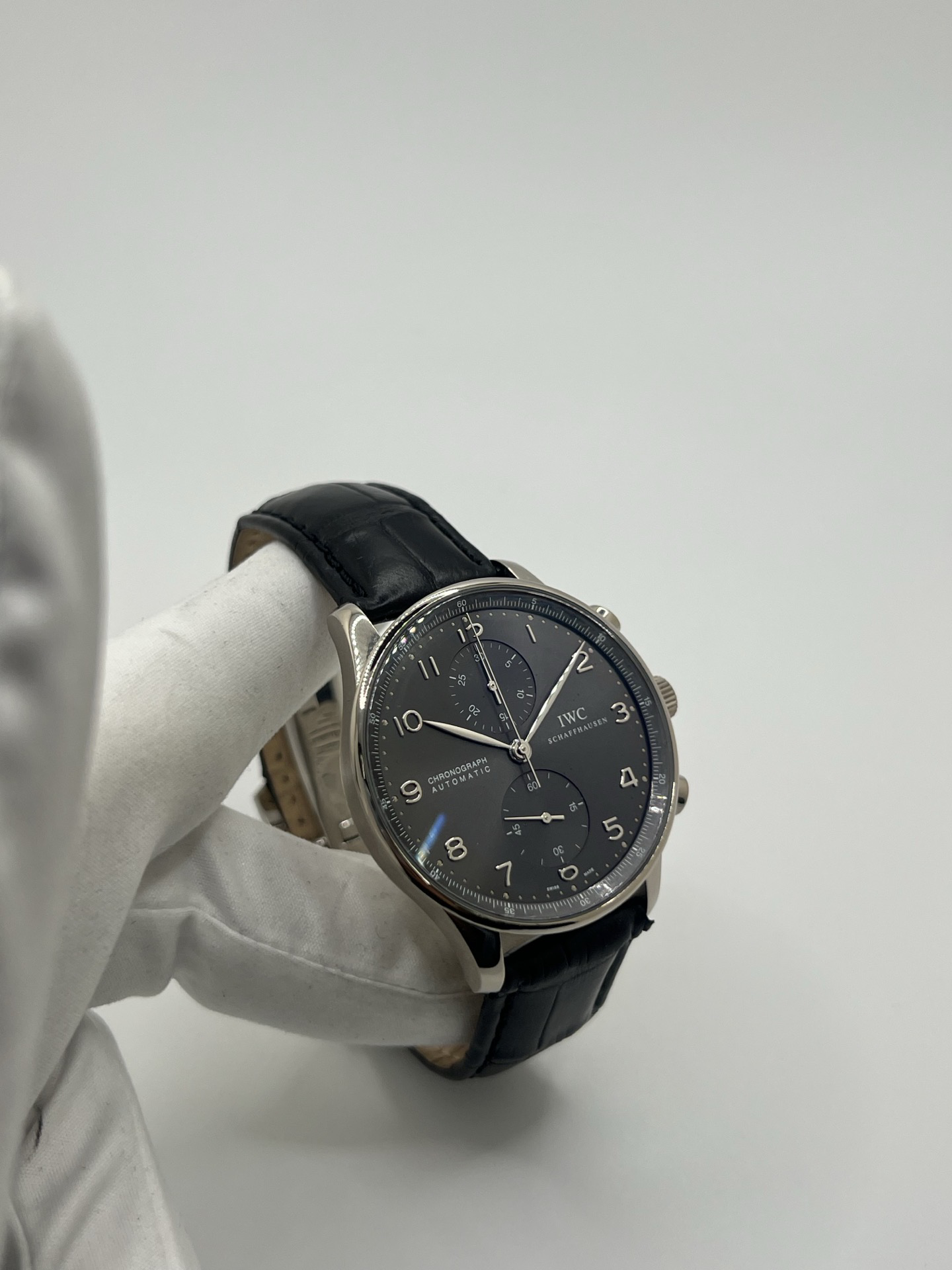 Chronographe IWC Portuguese en or blanc 18 carats, symbole d’élégance et de précision horlogère. Cette montre de luxe présente un boîtier en or blanc 18K, un cadran épuré avec compteurs de chronographe et des aiguilles fines offrant une lisibilité remarquable. Modèle emblématique de la collection IWC Portuguese, apprécié pour son design classique, son mouvement suisse de haute horlogerie et son style intemporel.