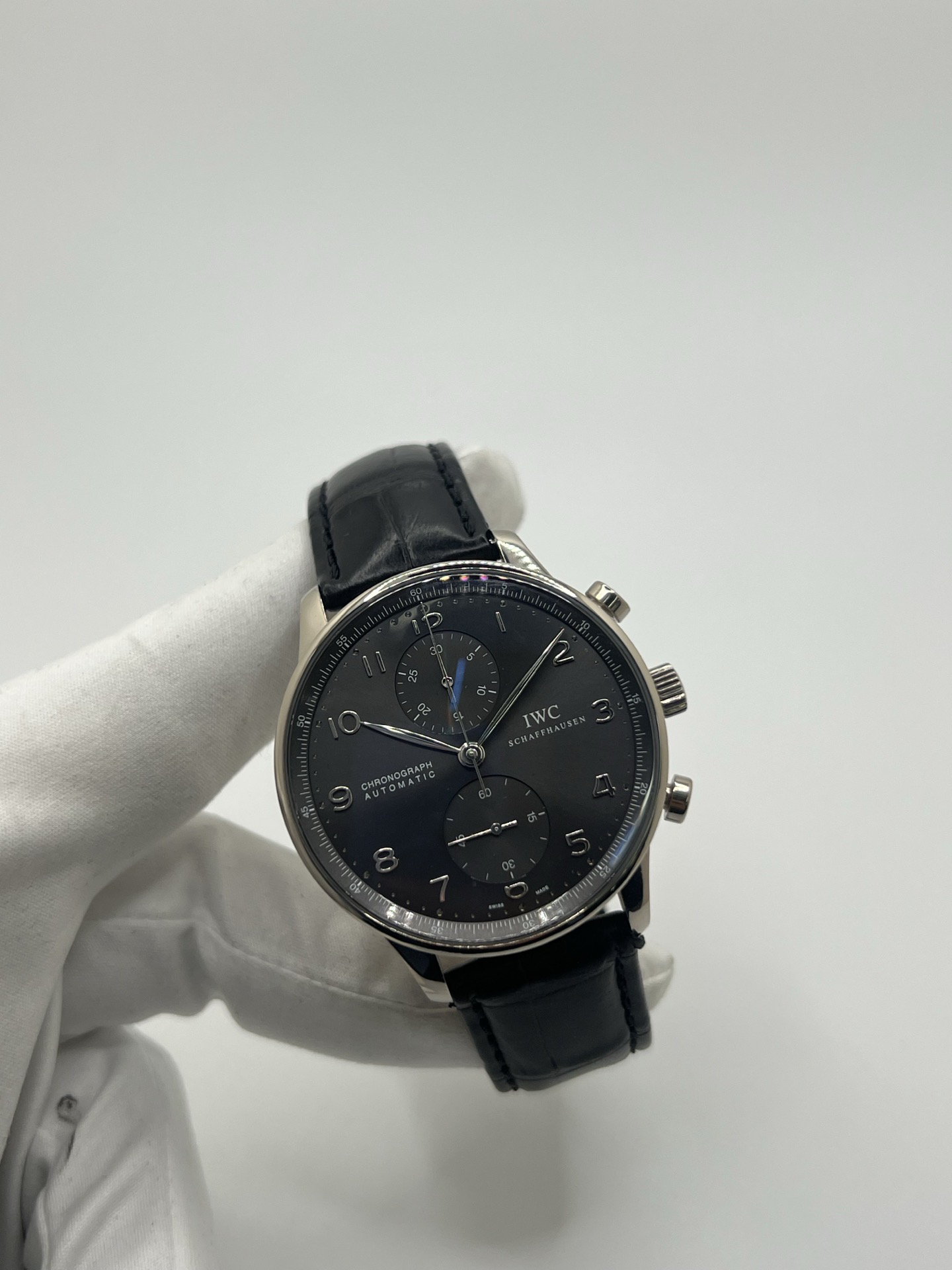 Chronographe IWC Portuguese en or blanc 18 carats, symbole d’élégance et de précision horlogère. Cette montre de luxe présente un boîtier en or blanc 18K, un cadran épuré avec compteurs de chronographe et des aiguilles fines offrant une lisibilité remarquable. Modèle emblématique de la collection IWC Portuguese, apprécié pour son design classique, son mouvement suisse de haute horlogerie et son style intemporel.