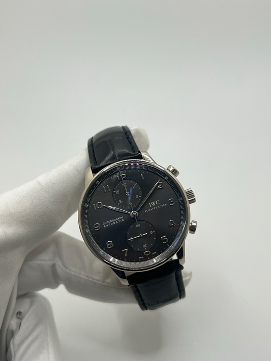 Chronographe IWC Portuguese en or blanc 18 carats, symbole d’élégance et de précision horlogère. Cette montre de luxe présente un boîtier en or blanc 18K, un cadran épuré avec compteurs de chronographe et des aiguilles fines offrant une lisibilité remarquable. Modèle emblématique de la collection IWC Portuguese, apprécié pour son design classique, son mouvement suisse de haute horlogerie et son style intemporel.