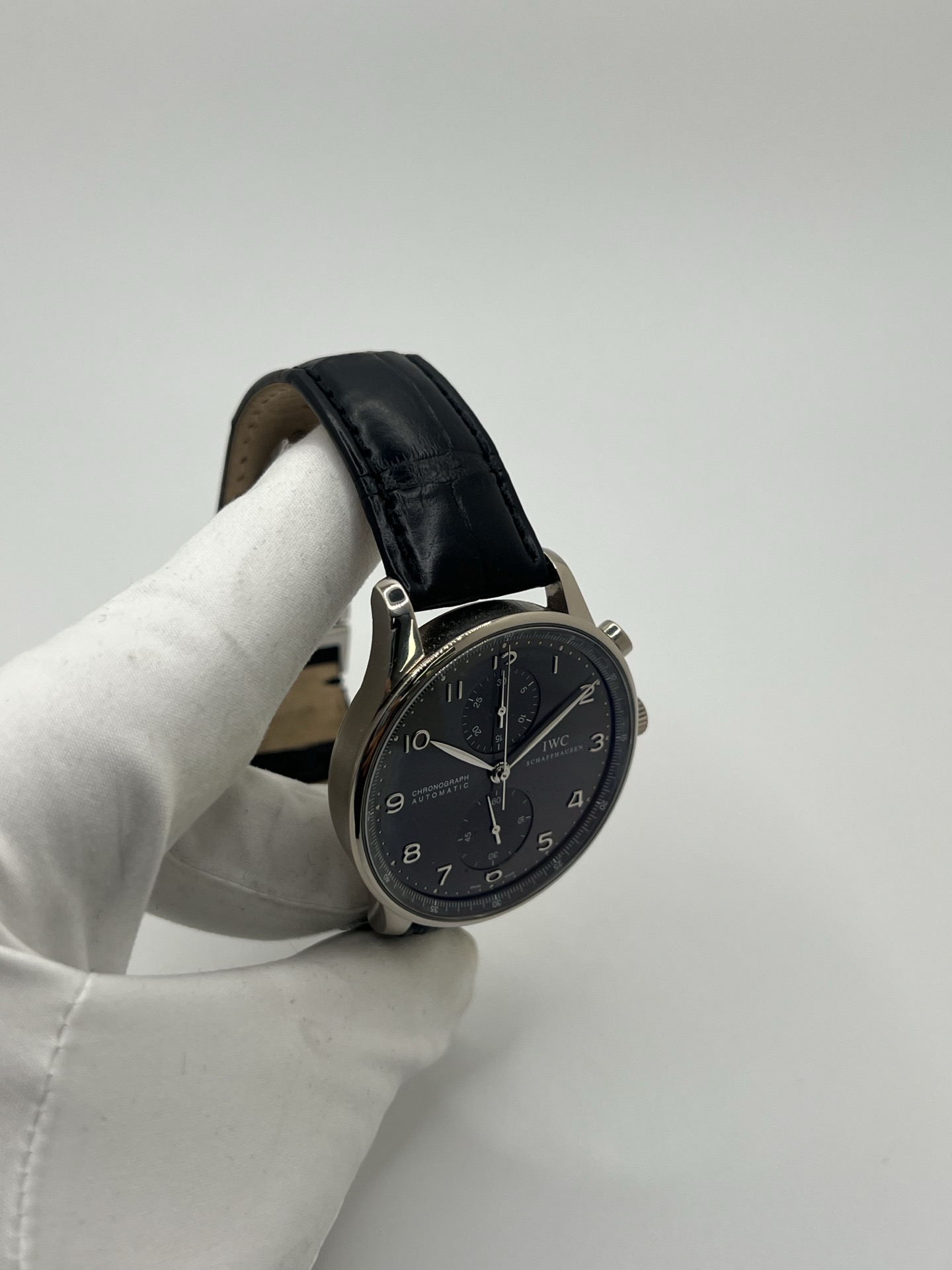 Chronographe IWC Portuguese en or blanc 18 carats, symbole d’élégance et de précision horlogère. Cette montre de luxe présente un boîtier en or blanc 18K, un cadran épuré avec compteurs de chronographe et des aiguilles fines offrant une lisibilité remarquable. Modèle emblématique de la collection IWC Portuguese, apprécié pour son design classique, son mouvement suisse de haute horlogerie et son style intemporel.