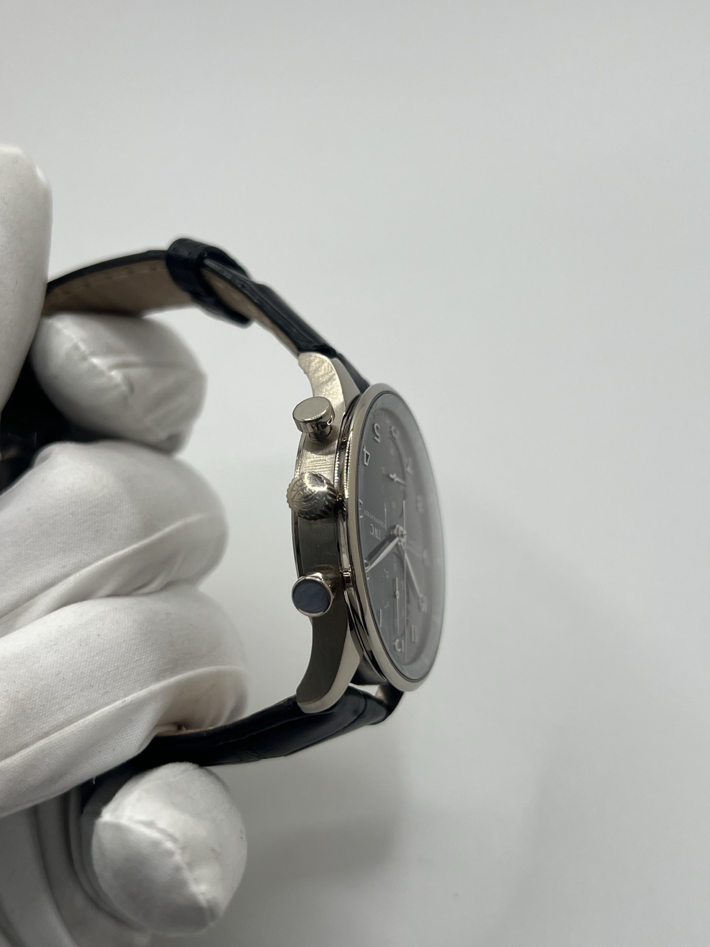 Chronographe IWC Portuguese en or blanc 18 carats, symbole d’élégance et de précision horlogère. Cette montre de luxe présente un boîtier en or blanc 18K, un cadran épuré avec compteurs de chronographe et des aiguilles fines offrant une lisibilité remarquable. Modèle emblématique de la collection IWC Portuguese, apprécié pour son design classique, son mouvement suisse de haute horlogerie et son style intemporel.