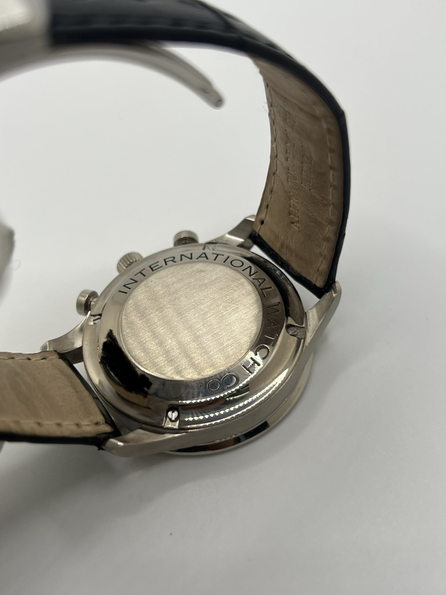 Chronographe IWC Portuguese en or blanc 18 carats, symbole d’élégance et de précision horlogère. Cette montre de luxe présente un boîtier en or blanc 18K, un cadran épuré avec compteurs de chronographe et des aiguilles fines offrant une lisibilité remarquable. Modèle emblématique de la collection IWC Portuguese, apprécié pour son design classique, son mouvement suisse de haute horlogerie et son style intemporel.