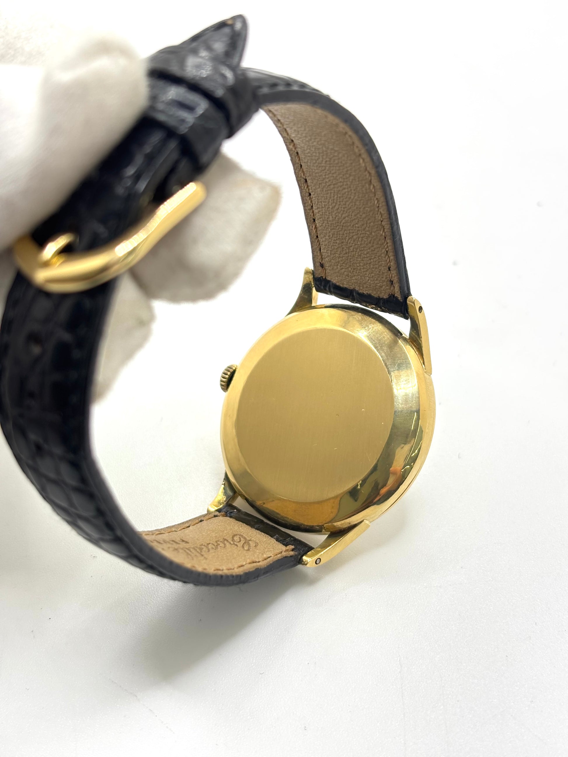 IWC Vintage Calibre 89 en or jaune 18K de 35 mm, équipée d'un mouvement mécanique à remontage manuel réputé pour sa précision et sa fiabilité. Cette montre de collection présente un élégant cadran champagne à chiffres arabes, un verre plexiglas et un bracelet en cuir noir. Révisée en interne, garantie 1 an, elle séduira les amateurs d'horlogerie suisse, de montres vintage et de pièces d'exception.