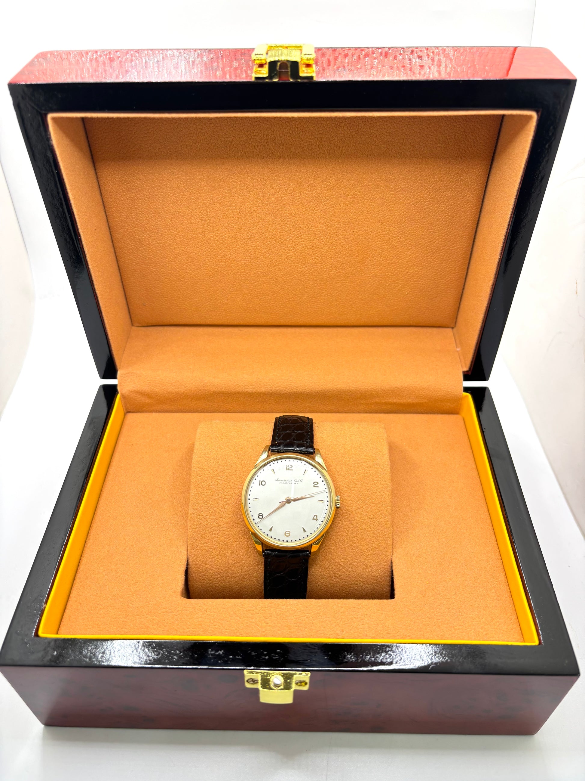 IWC Vintage Calibre 89 en or jaune 18K de 35 mm, équipée d'un mouvement mécanique à remontage manuel réputé pour sa précision et sa fiabilité. Cette montre de collection présente un élégant cadran champagne à chiffres arabes, un verre plexiglas et un bracelet en cuir noir. Révisée en interne, garantie 1 an, elle séduira les amateurs d'horlogerie suisse, de montres vintage et de pièces d'exception.