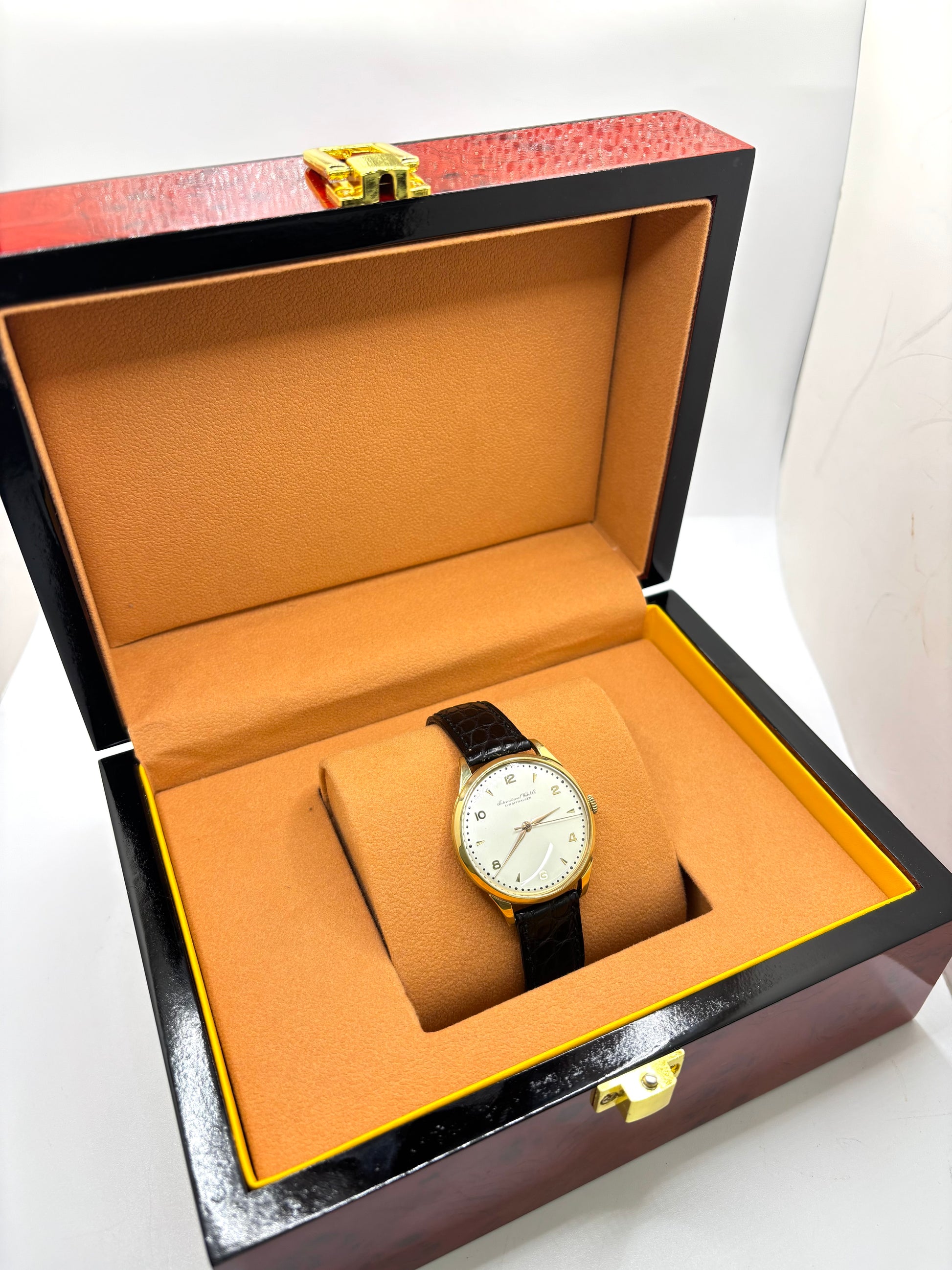 IWC Vintage Calibre 89 en or jaune 18K de 35 mm, équipée d'un mouvement mécanique à remontage manuel réputé pour sa précision et sa fiabilité. Cette montre de collection présente un élégant cadran champagne à chiffres arabes, un verre plexiglas et un bracelet en cuir noir. Révisée en interne, garantie 1 an, elle séduira les amateurs d'horlogerie suisse, de montres vintage et de pièces d'exception.