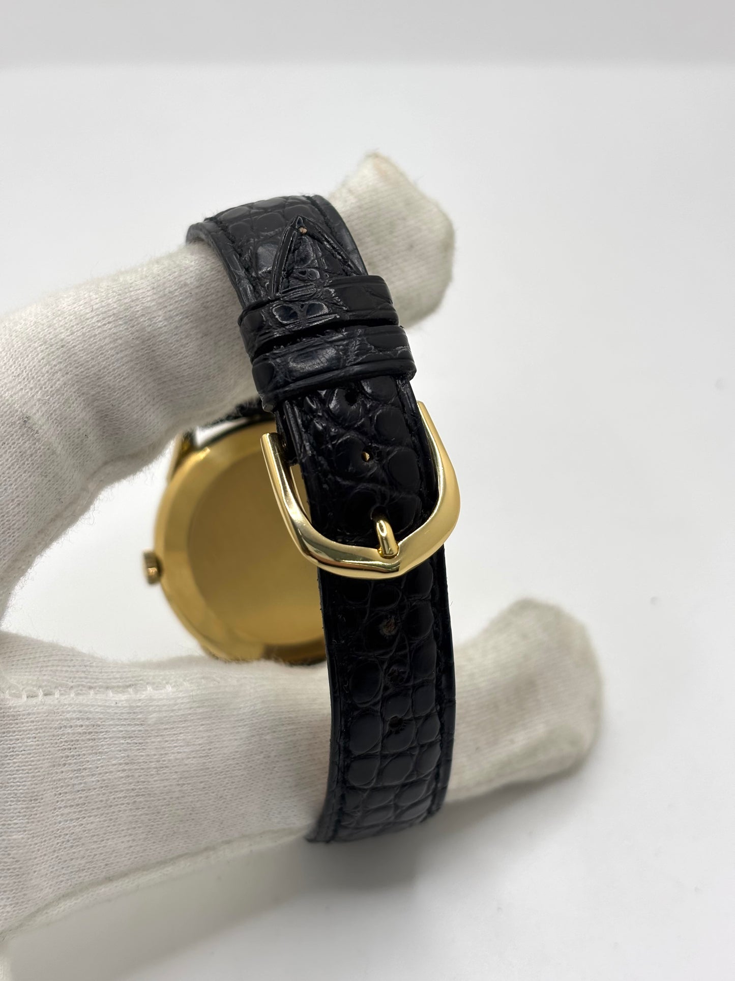 IWC Vintage Calibre 89 en or jaune 18K de 35 mm, équipée d'un mouvement mécanique à remontage manuel réputé pour sa précision et sa fiabilité. Cette montre de collection présente un élégant cadran champagne à chiffres arabes, un verre plexiglas et un bracelet en cuir noir. Révisée en interne, garantie 1 an, elle séduira les amateurs d'horlogerie suisse, de montres vintage et de pièces d'exception.