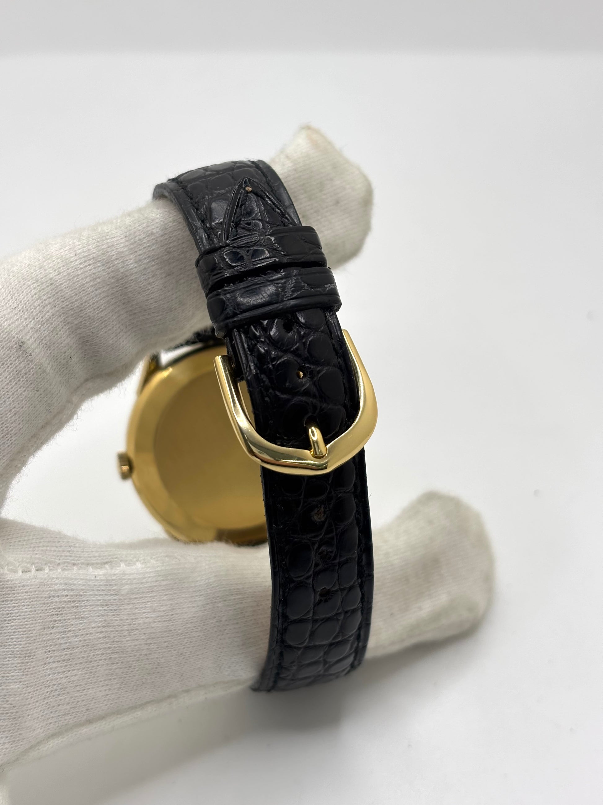 IWC Vintage Calibre 89 en or jaune 18K de 35 mm, équipée d'un mouvement mécanique à remontage manuel réputé pour sa précision et sa fiabilité. Cette montre de collection présente un élégant cadran champagne à chiffres arabes, un verre plexiglas et un bracelet en cuir noir. Révisée en interne, garantie 1 an, elle séduira les amateurs d'horlogerie suisse, de montres vintage et de pièces d'exception.