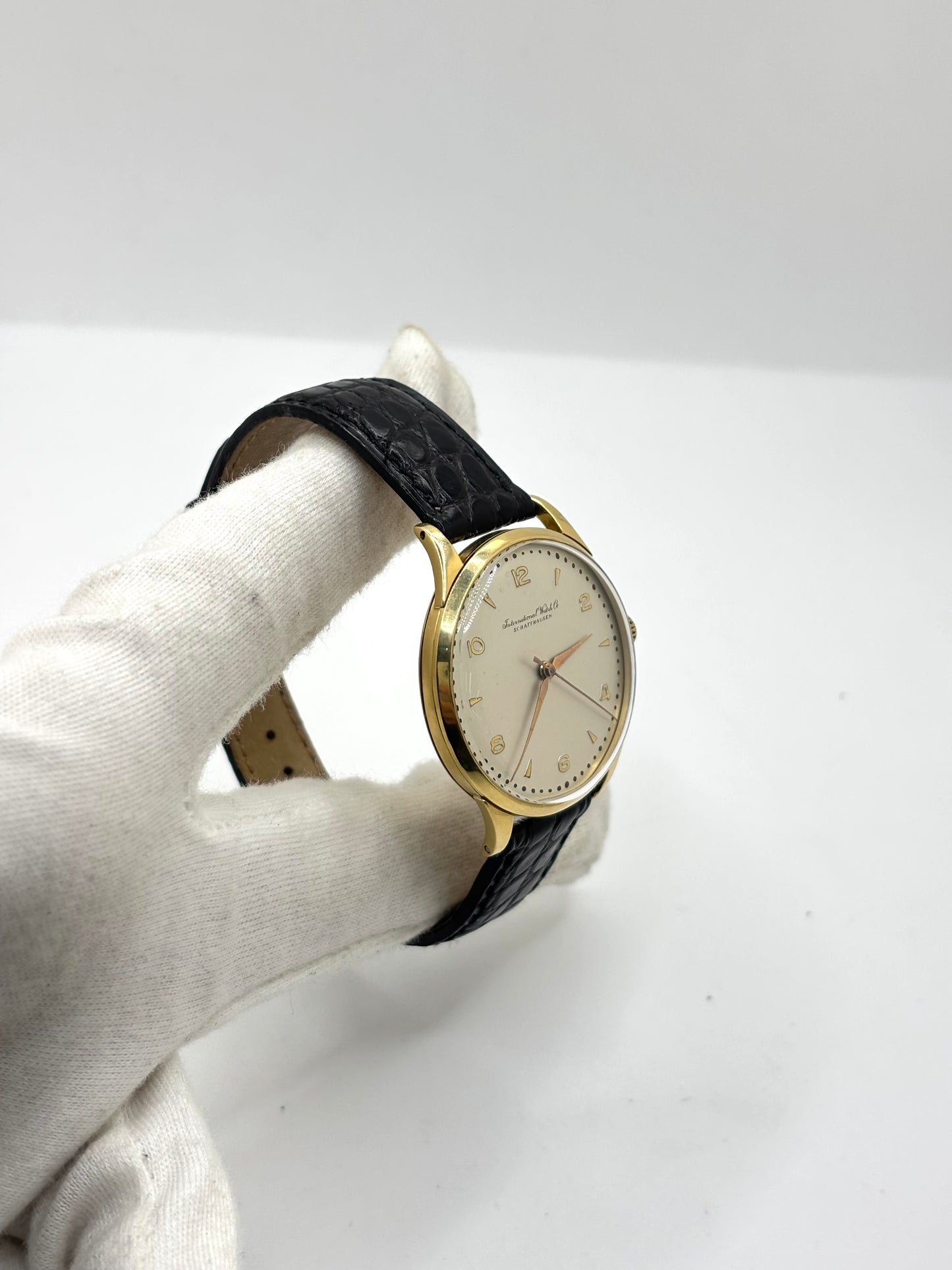 IWC Vintage Calibre 89 en or jaune 18K de 35 mm, équipée d'un mouvement mécanique à remontage manuel réputé pour sa précision et sa fiabilité. Cette montre de collection présente un élégant cadran champagne à chiffres arabes, un verre plexiglas et un bracelet en cuir noir. Révisée en interne, garantie 1 an, elle séduira les amateurs d'horlogerie suisse, de montres vintage et de pièces d'exception.