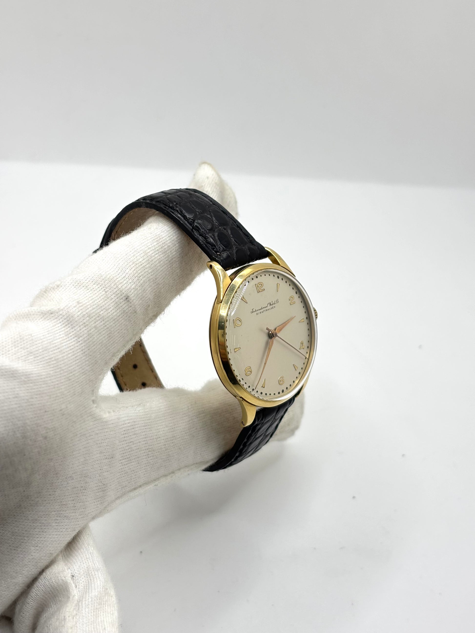 IWC Vintage Calibre 89 en or jaune 18K de 35 mm, équipée d'un mouvement mécanique à remontage manuel réputé pour sa précision et sa fiabilité. Cette montre de collection présente un élégant cadran champagne à chiffres arabes, un verre plexiglas et un bracelet en cuir noir. Révisée en interne, garantie 1 an, elle séduira les amateurs d'horlogerie suisse, de montres vintage et de pièces d'exception.