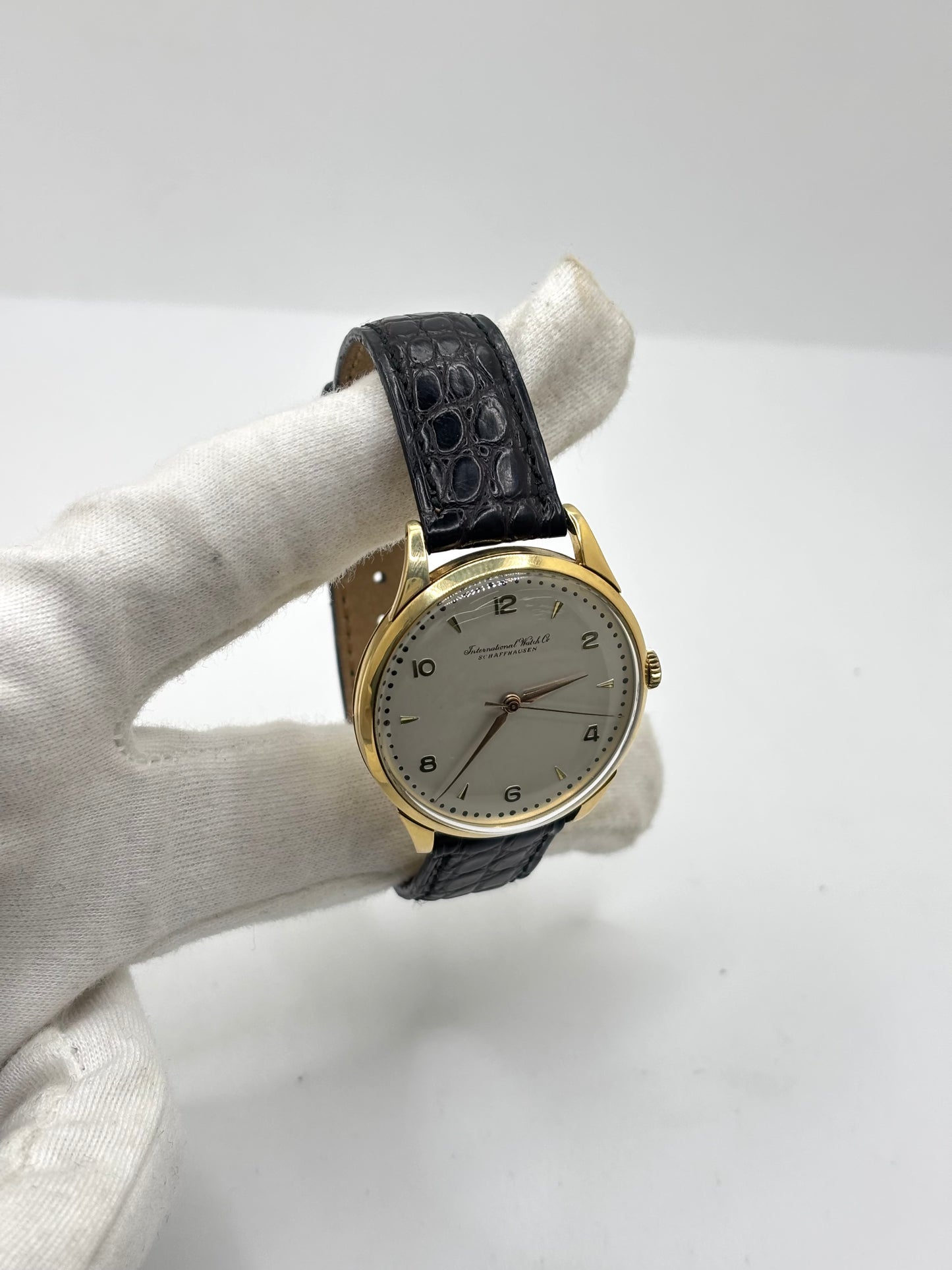IWC Vintage Calibre 89 en or jaune 18K de 35 mm, équipée d'un mouvement mécanique à remontage manuel réputé pour sa précision et sa fiabilité. Cette montre de collection présente un élégant cadran champagne à chiffres arabes, un verre plexiglas et un bracelet en cuir noir. Révisée en interne, garantie 1 an, elle séduira les amateurs d'horlogerie suisse, de montres vintage et de pièces d'exception.