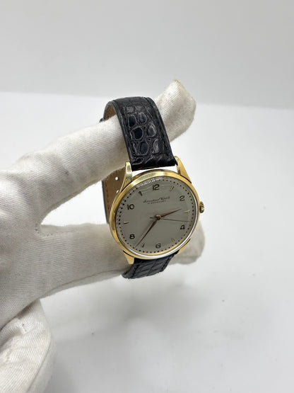 IWC Vintage Calibre 89 en or jaune 18K de 35 mm, équipée d'un mouvement mécanique à remontage manuel réputé pour sa précision et sa fiabilité. Cette montre de collection présente un élégant cadran champagne à chiffres arabes, un verre plexiglas et un bracelet en cuir noir. Révisée en interne, garantie 1 an, elle séduira les amateurs d'horlogerie suisse, de montres vintage et de pièces d'exception.
