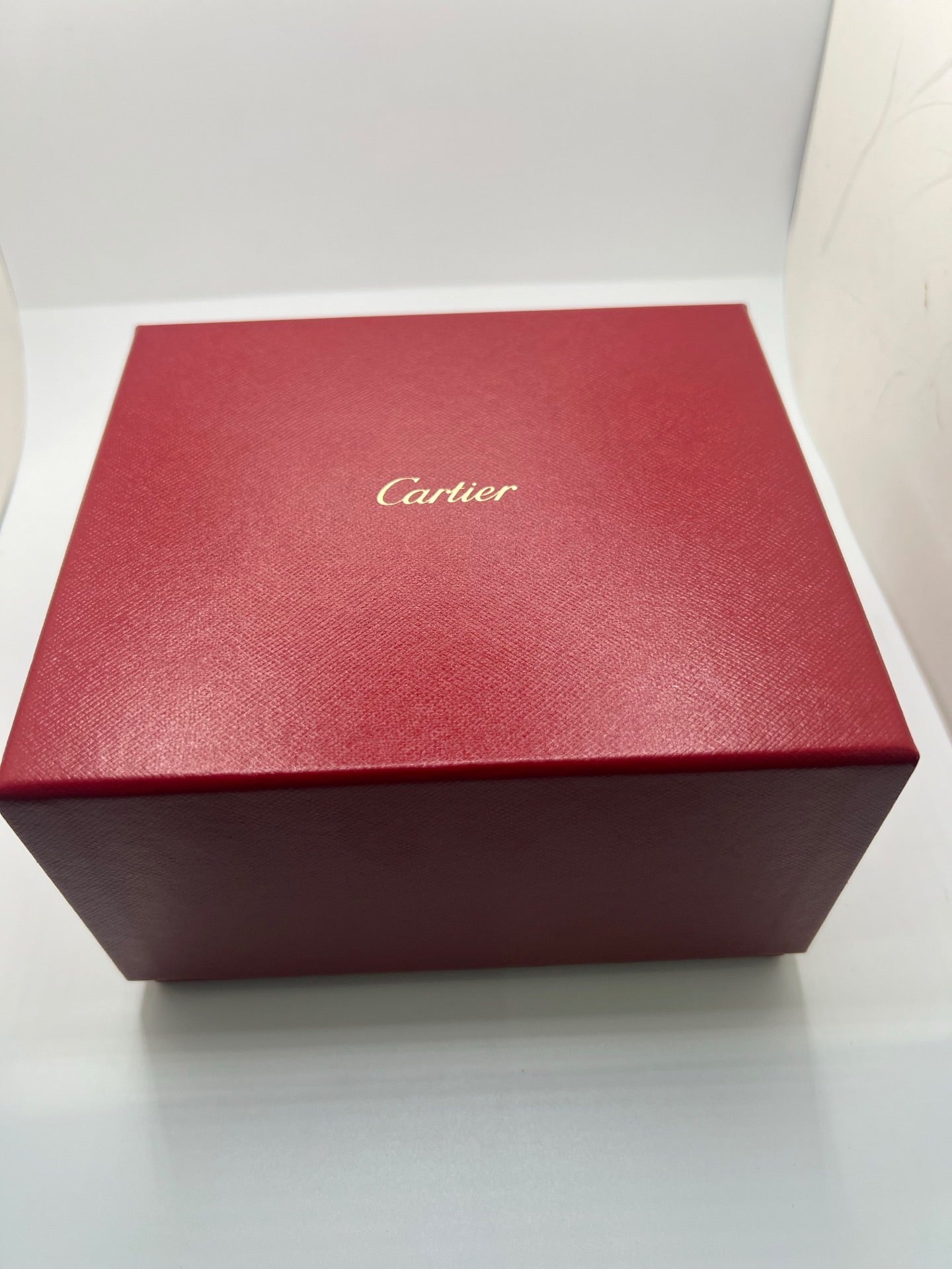 Montre Cartier Pasha 4010 en acier pour homme ou unisexe, dotée d’un mouvement automatique et d’un boîtier de 36 mm. Ce modèle d’occasion en très bon état présente un cadran blanc à chiffres romains, un verre saphir et une fonction date. Son bracelet en acier avec boucle ardillon offre un style élégant et intemporel. Cette montre de luxe Cartier Pasha séduit par son design iconique et son allure raffinée, idéale pour les amateurs d’horlogerie de prestige.