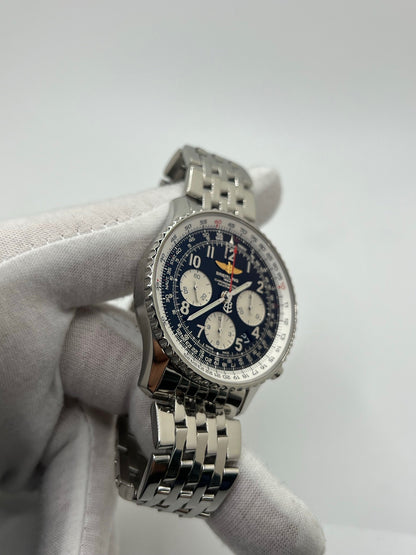 Montre chronographe automatique Breitling Navitimer 01 référence AB012012/BB02 en acier, boîtier de 43 mm avec cadran noir emblématique et règle à calcul circulaire. Modèle iconique équipé du calibre manufacture Breitling 01 offrant 70 heures de réserve de marche. Bracelet en acier avec boucle déployante. Montre homme d’occasion en très bon état, révisée par le fabricant, livrée avec coffret et papiers d’origine.