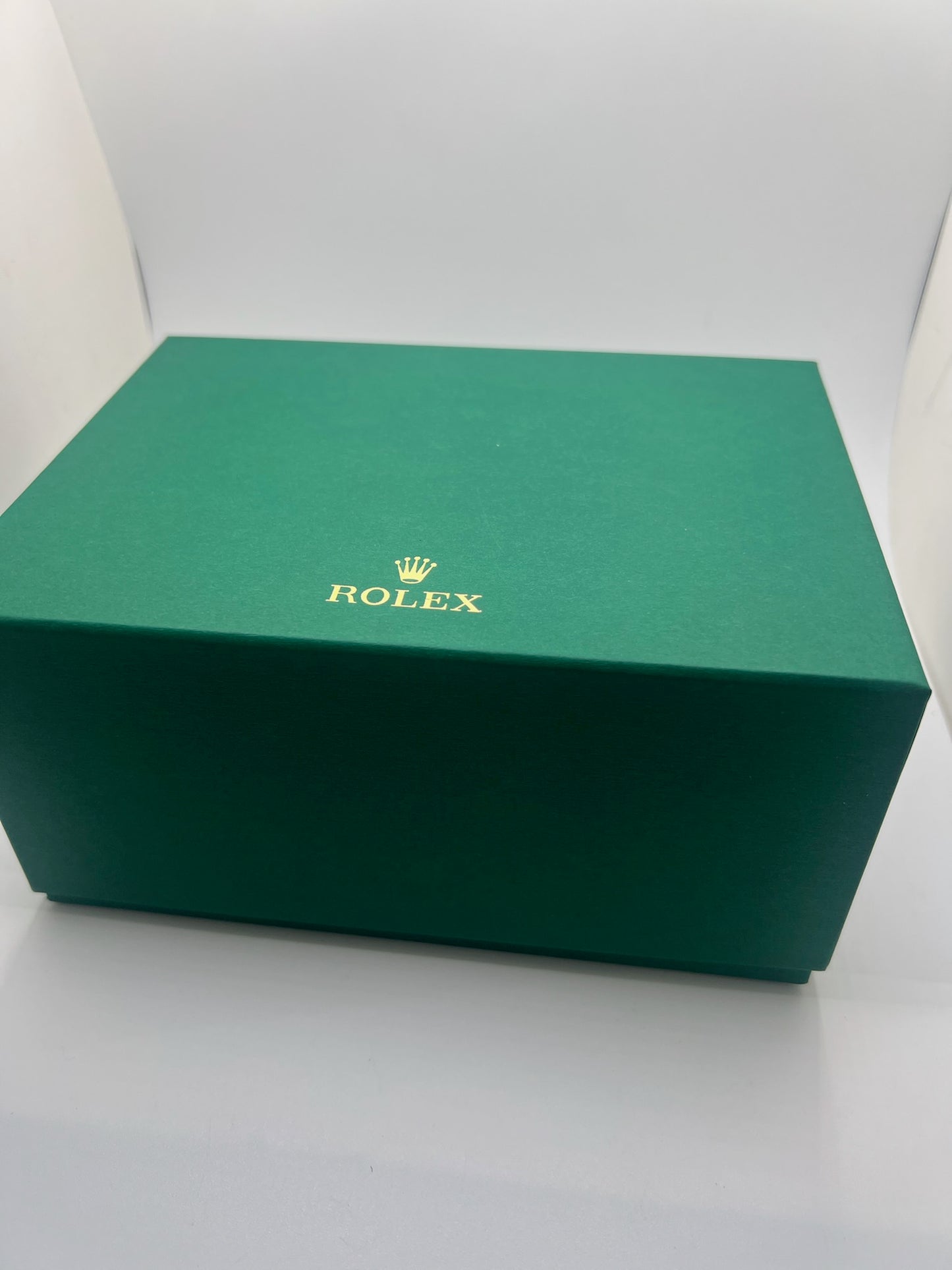 Montre Rolex Datejust automatique vintage de 36 mm en acier avec lunette en or jaune, cadran noir épuré sans chiffres et affichage de la date à 3 heures. Boîtier élégant protégé par un verre plexiglas, étanche jusqu’à 10 ATM. Bracelet en cuir noir avec boucle en acier. Mouvement mécanique à remontage automatique offrant environ 40 heures de réserve de marche. Modèle des années 1960, en très bon état, présentant de légères traces d’usure superficielles.