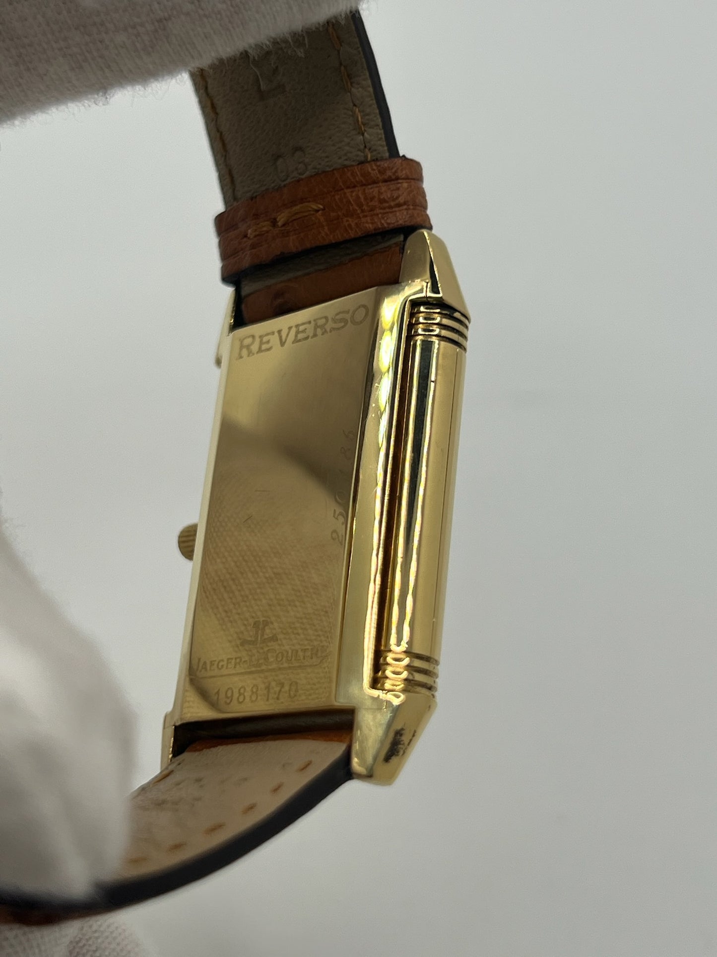 Redécouvrez l’élégance pure avec cette Jaeger-LeCoultre Reverso Classique millésime 2011, proposée en full set avec sa boîte, ses papiers et ses accessoires d’origine. Symbole de l’horlogerie raffinée, la Reverso séduit par son design rectangulaire emblématique et son cadran épuré. Cette version complète est un choix idéal pour les passionnés de montres de collection et les amateurs de la maison Jaeger-LeCoultre, à la recherche d’une pièce intemporelle au pedigree certifié.