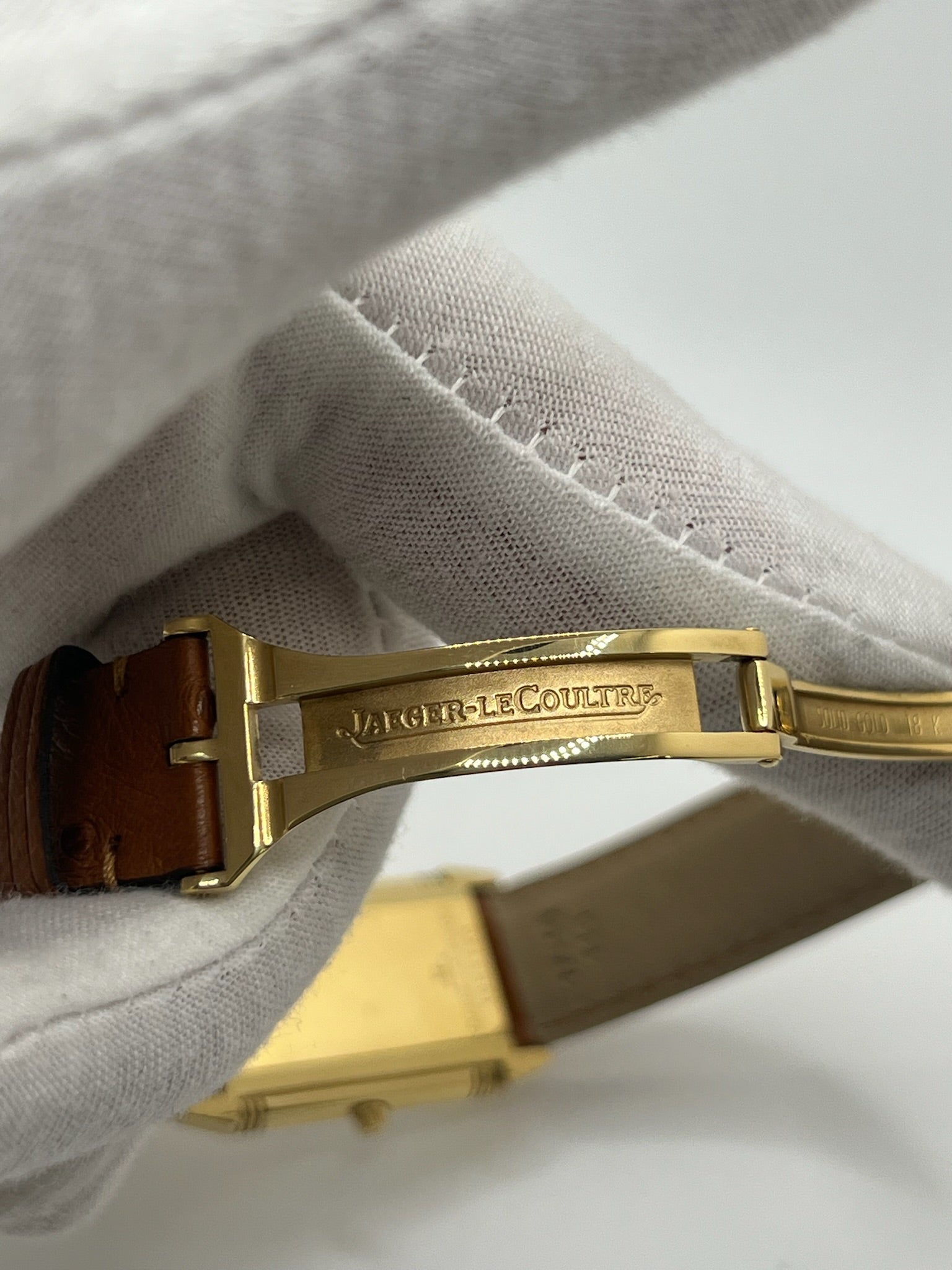 Redécouvrez l’élégance pure avec cette Jaeger-LeCoultre Reverso Classique millésime 2011, proposée en full set avec sa boîte, ses papiers et ses accessoires d’origine. Symbole de l’horlogerie raffinée, la Reverso séduit par son design rectangulaire emblématique et son cadran épuré. Cette version complète est un choix idéal pour les passionnés de montres de collection et les amateurs de la maison Jaeger-LeCoultre, à la recherche d’une pièce intemporelle au pedigree certifié.