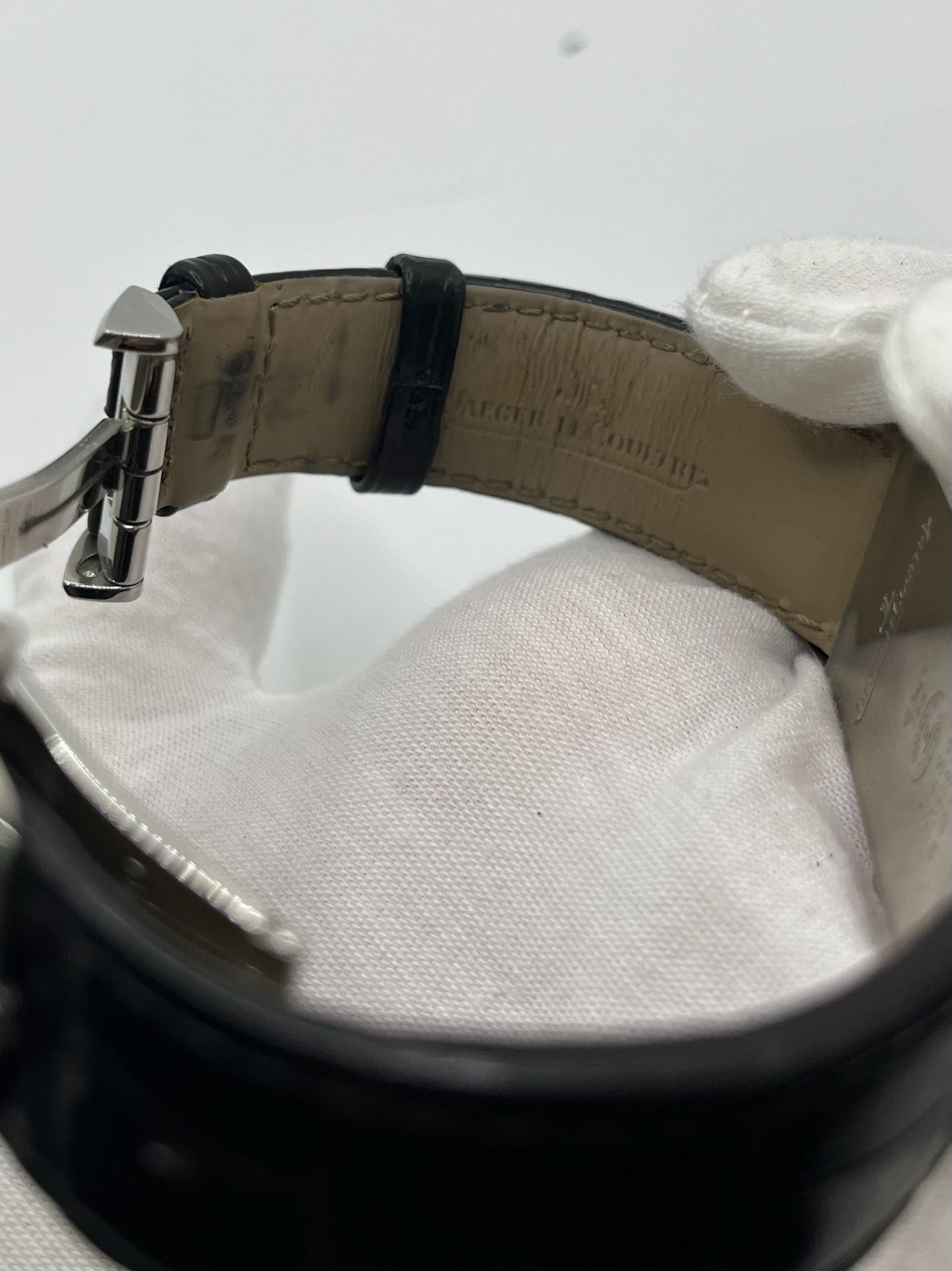 Montre Jaeger-LeCoultre Reverso Classic Small/Large réf. 214.8.62, modèle emblématique de 2017, livrée en full set avec boîte et papiers d’origine. Équipée d’une élégante boucle déployante, cette montre mécanique incarne le savoir-faire horloger suisse. Boîtier rectangulaire en acier, mouvement à remontage manuel. Une pièce raffinée pour collectionneur ou amateur de montres de prestige.