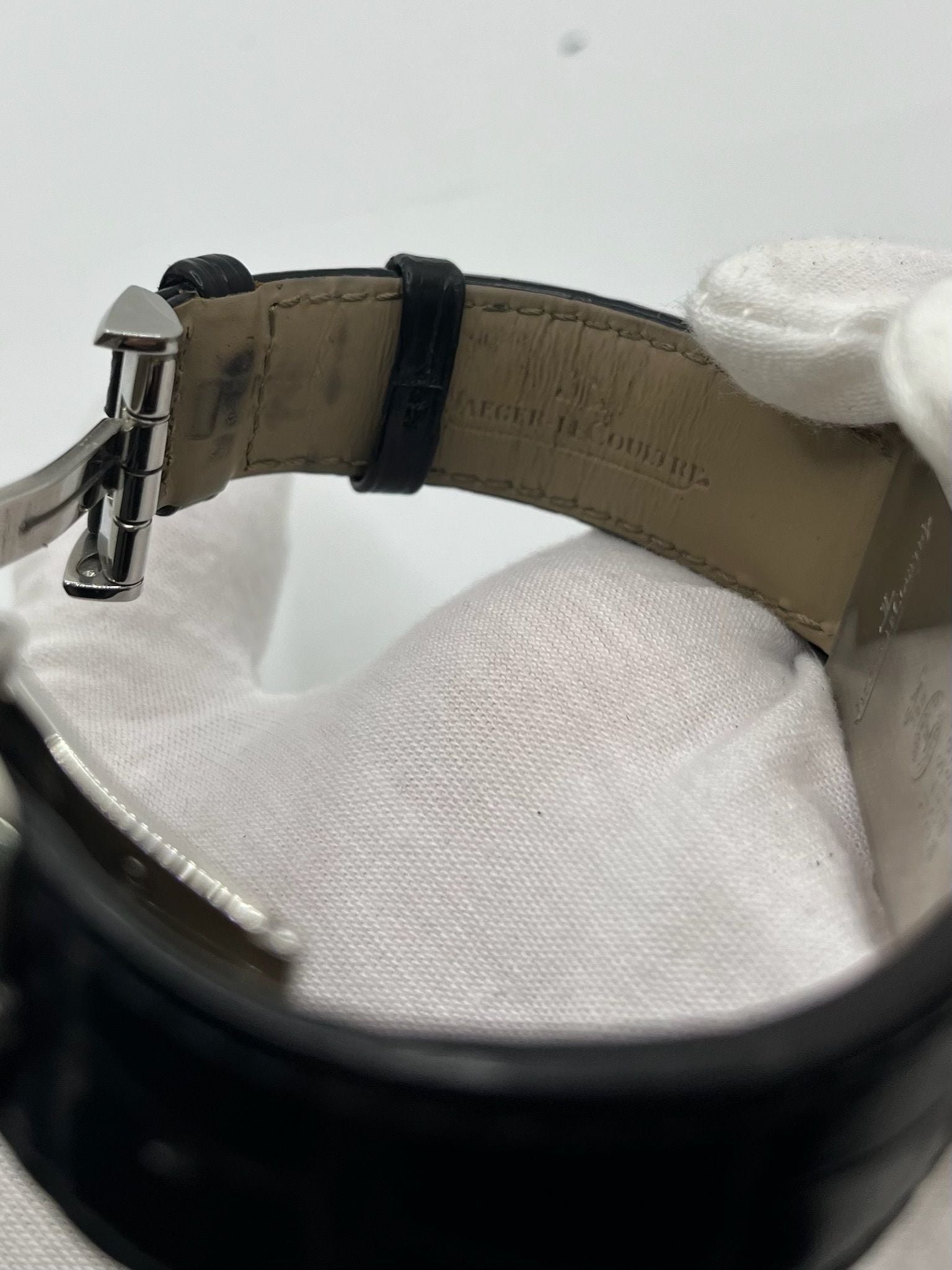 Montre Jaeger-LeCoultre Reverso Classic Small/Large réf. 214.8.62, modèle emblématique de 2017, livrée en full set avec boîte et papiers d’origine. Équipée d’une élégante boucle déployante, cette montre mécanique incarne le savoir-faire horloger suisse. Boîtier rectangulaire en acier, mouvement à remontage manuel. Une pièce raffinée pour collectionneur ou amateur de montres de prestige.