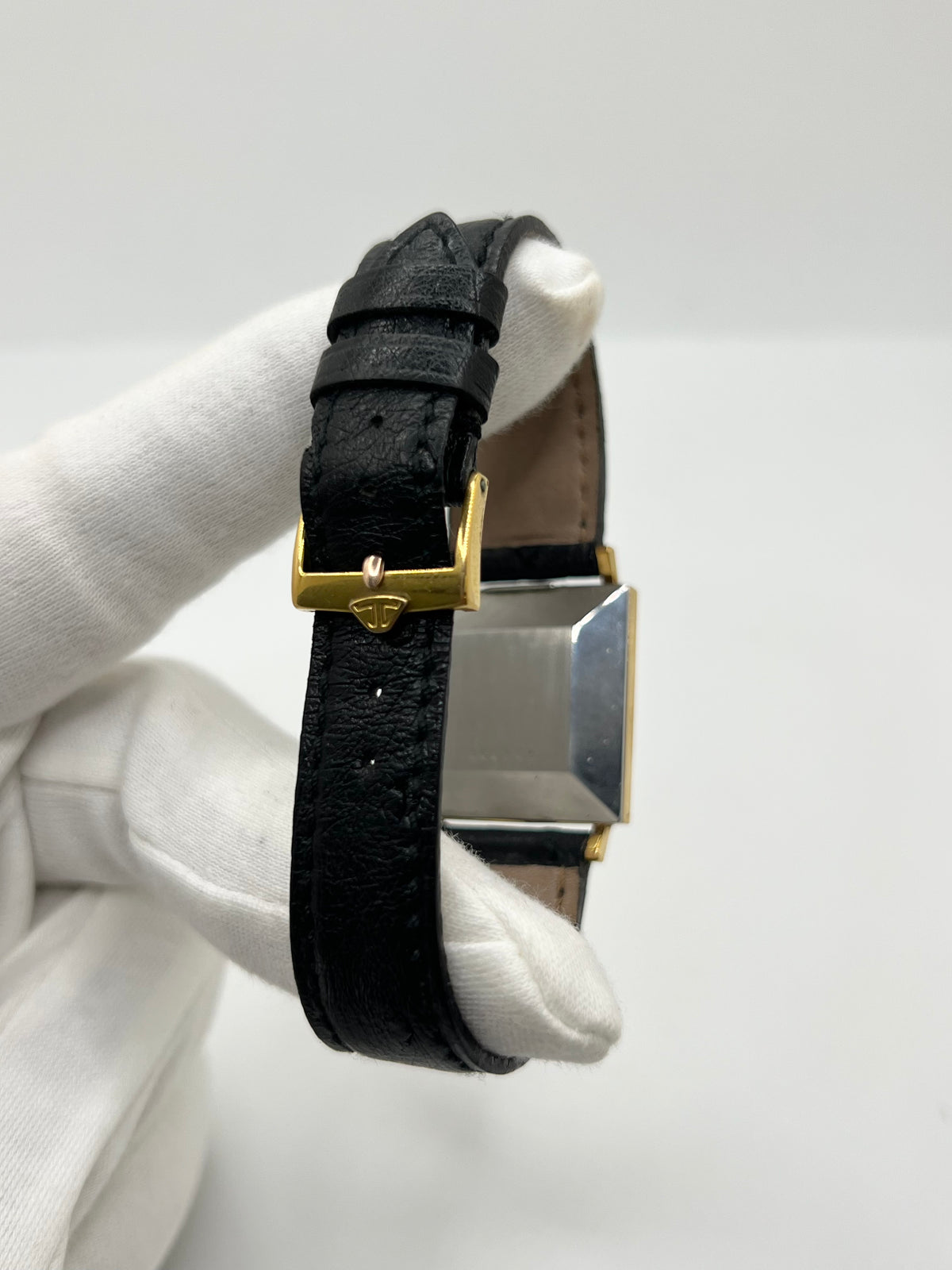 Montre Jaeger-LeCoultre Vintage Carrée, modèle ancien au design élégant et intemporel. Cette montre-bracelet Jaeger-LeCoultre se distingue par son boîtier de forme carrée et son style classique, idéal pour les amateurs d’horlogerie vintage. Une pièce raffinée de la maison Jaeger-LeCoultre, parfaite pour compléter une tenue élégante ou enrichir une collection de montres anciennes et de garde-temps de caractère.