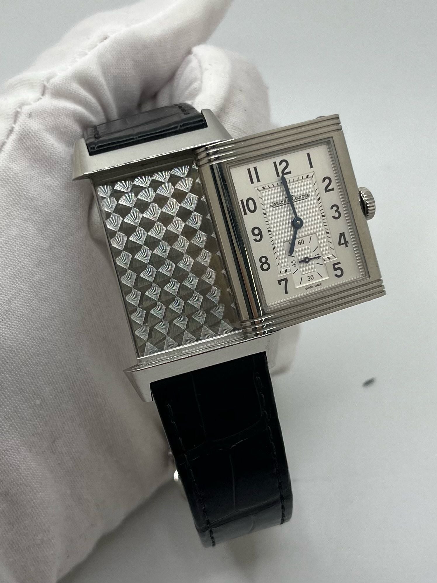 Montre Jaeger-LeCoultre Reverso Classic Small/Large réf. 214.8.62, modèle emblématique de 2017, livrée en full set avec boîte et papiers d’origine. Équipée d’une élégante boucle déployante, cette montre mécanique incarne le savoir-faire horloger suisse. Boîtier rectangulaire en acier, mouvement à remontage manuel. Une pièce raffinée pour collectionneur ou amateur de montres de prestige.