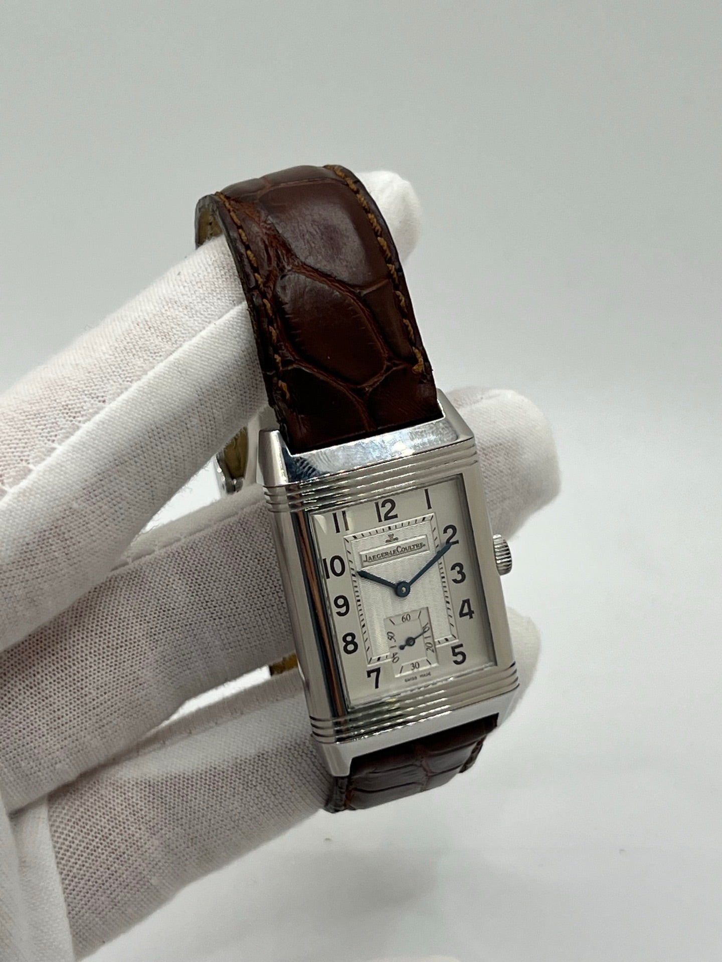 Découvrez la Montre Jaeger-LeCoultre Reverso Grande Taille 270.8.62, un garde-temps emblématique alliant élégance et ingénierie horlogère. Avec son boîtier rectangulaire emblématique et son design raffiné, ce modèle incarne le savoir-faire exceptionnel de Jaeger-LeCoultre. Idéale pour les passionnés de haute horlogerie, cette montre offre un style intemporel et une mécanique de précision. Un choix parfait pour les amateurs de montres de luxe et de pièces d’exception.