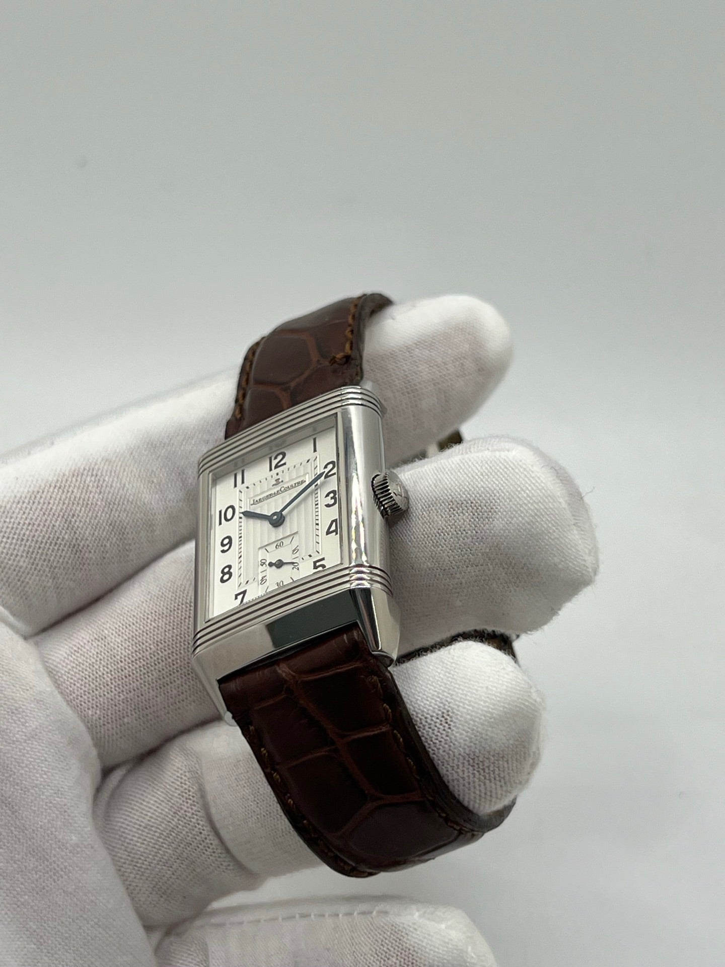 Découvrez la Montre Jaeger-LeCoultre Reverso Grande Taille 270.8.62, un garde-temps emblématique alliant élégance et ingénierie horlogère. Avec son boîtier rectangulaire emblématique et son design raffiné, ce modèle incarne le savoir-faire exceptionnel de Jaeger-LeCoultre. Idéale pour les passionnés de haute horlogerie, cette montre offre un style intemporel et une mécanique de précision. Un choix parfait pour les amateurs de montres de luxe et de pièces d’exception.