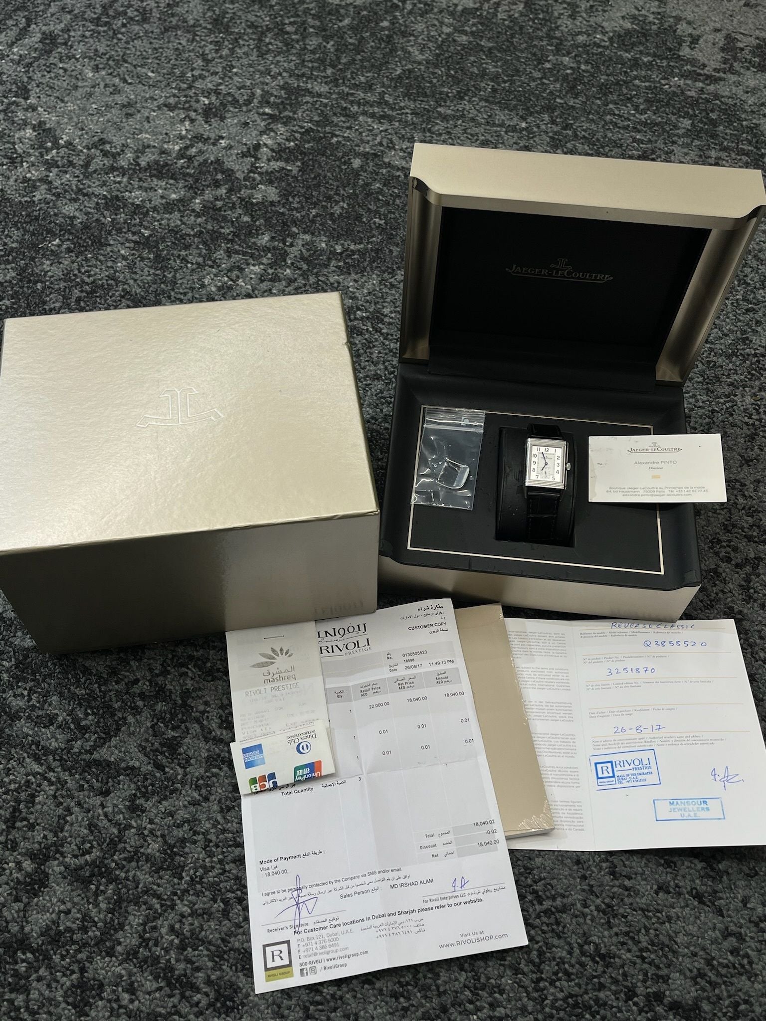 Montre Jaeger-LeCoultre Reverso Classic Small/Large réf. 214.8.62, modèle emblématique de 2017, livrée en full set avec boîte et papiers d’origine. Équipée d’une élégante boucle déployante, cette montre mécanique incarne le savoir-faire horloger suisse. Boîtier rectangulaire en acier, mouvement à remontage manuel. Une pièce raffinée pour collectionneur ou amateur de montres de prestige.