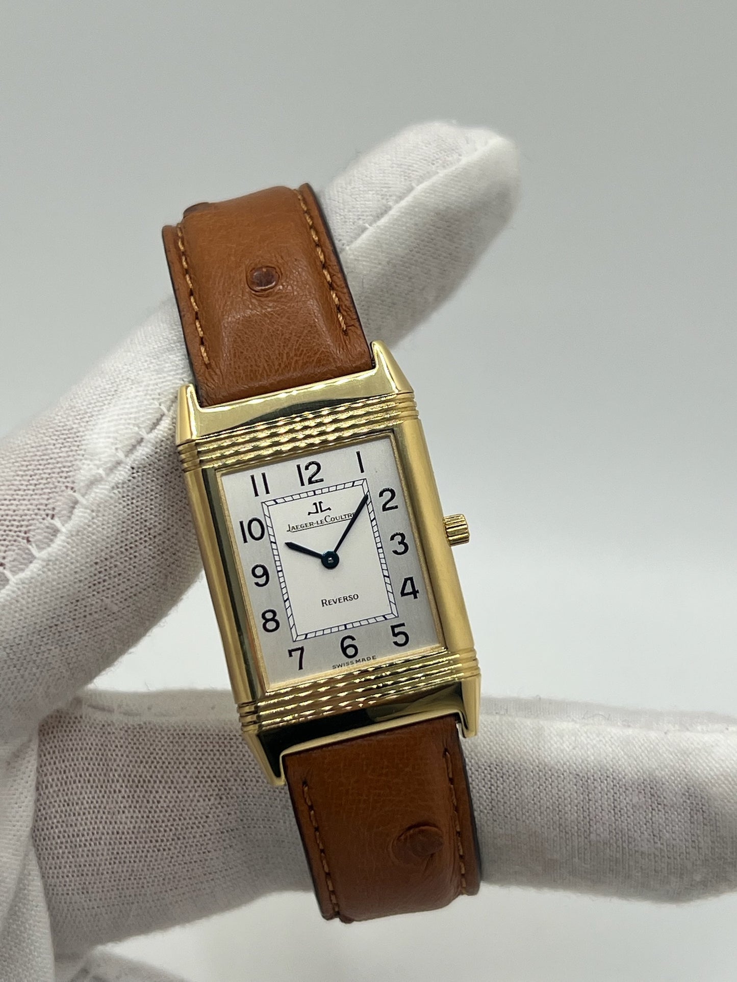 Redécouvrez l’élégance pure avec cette Jaeger-LeCoultre Reverso Classique millésime 2011, proposée en full set avec sa boîte, ses papiers et ses accessoires d’origine. Symbole de l’horlogerie raffinée, la Reverso séduit par son design rectangulaire emblématique et son cadran épuré. Cette version complète est un choix idéal pour les passionnés de montres de collection et les amateurs de la maison Jaeger-LeCoultre, à la recherche d’une pièce intemporelle au pedigree certifié.