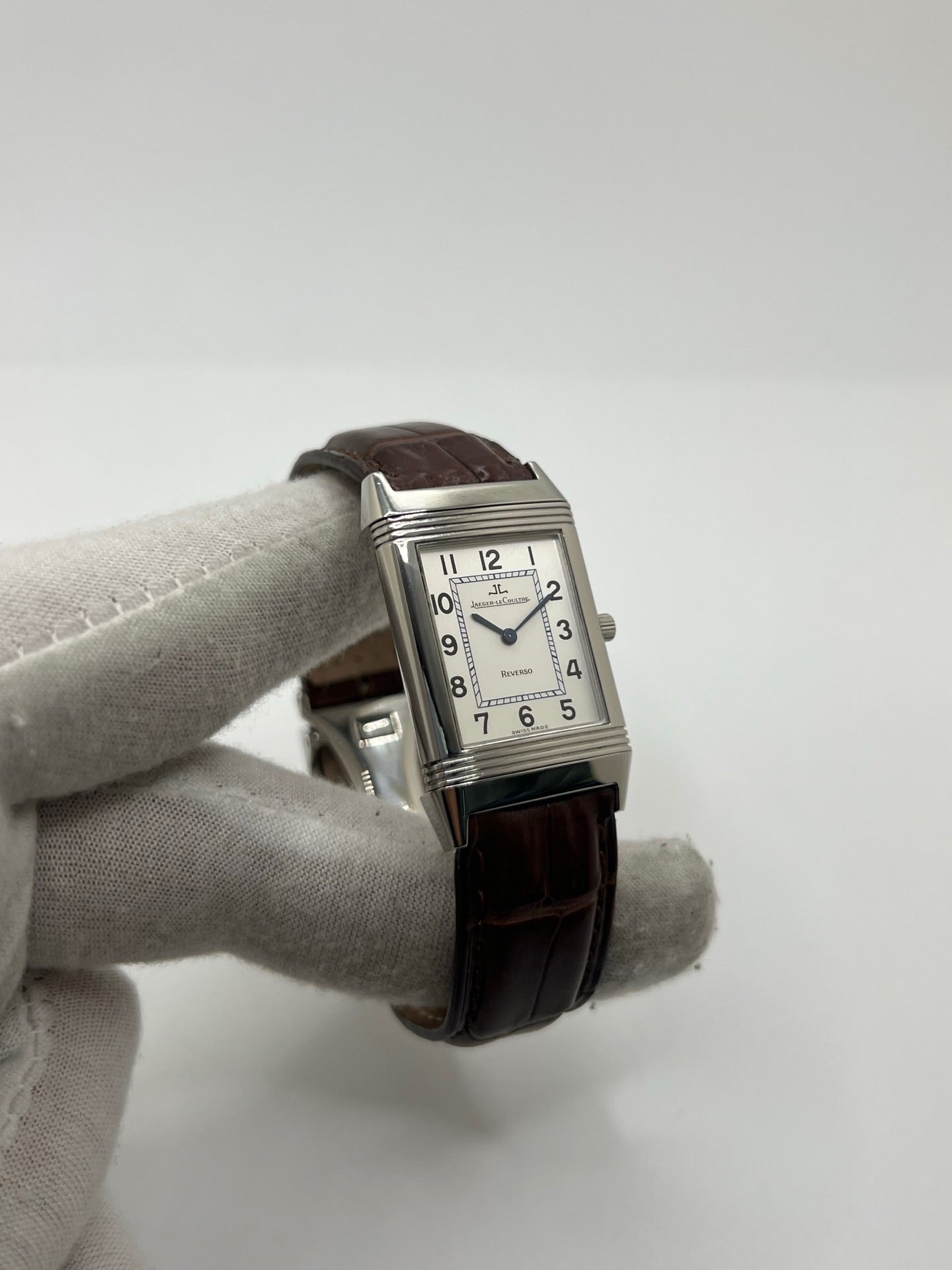 Montre Jaeger-LeCoultre Reverso Classique pour homme ou unisexe, équipée d’un mouvement quartz et d’un boîtier en acier de 23 x 38 mm. Ce modèle d’occasion en très bon état dispose d’un cadran argent à chiffres arabes, d’un verre saphir et d’une étanchéité de 3 ATM. Son bracelet en cuir brun avec boucle ardillon complète son style élégant et intemporel. Une montre Jaeger-LeCoultre Reverso Classique raffinée, idéale pour les amateurs de montres de luxe classiques.