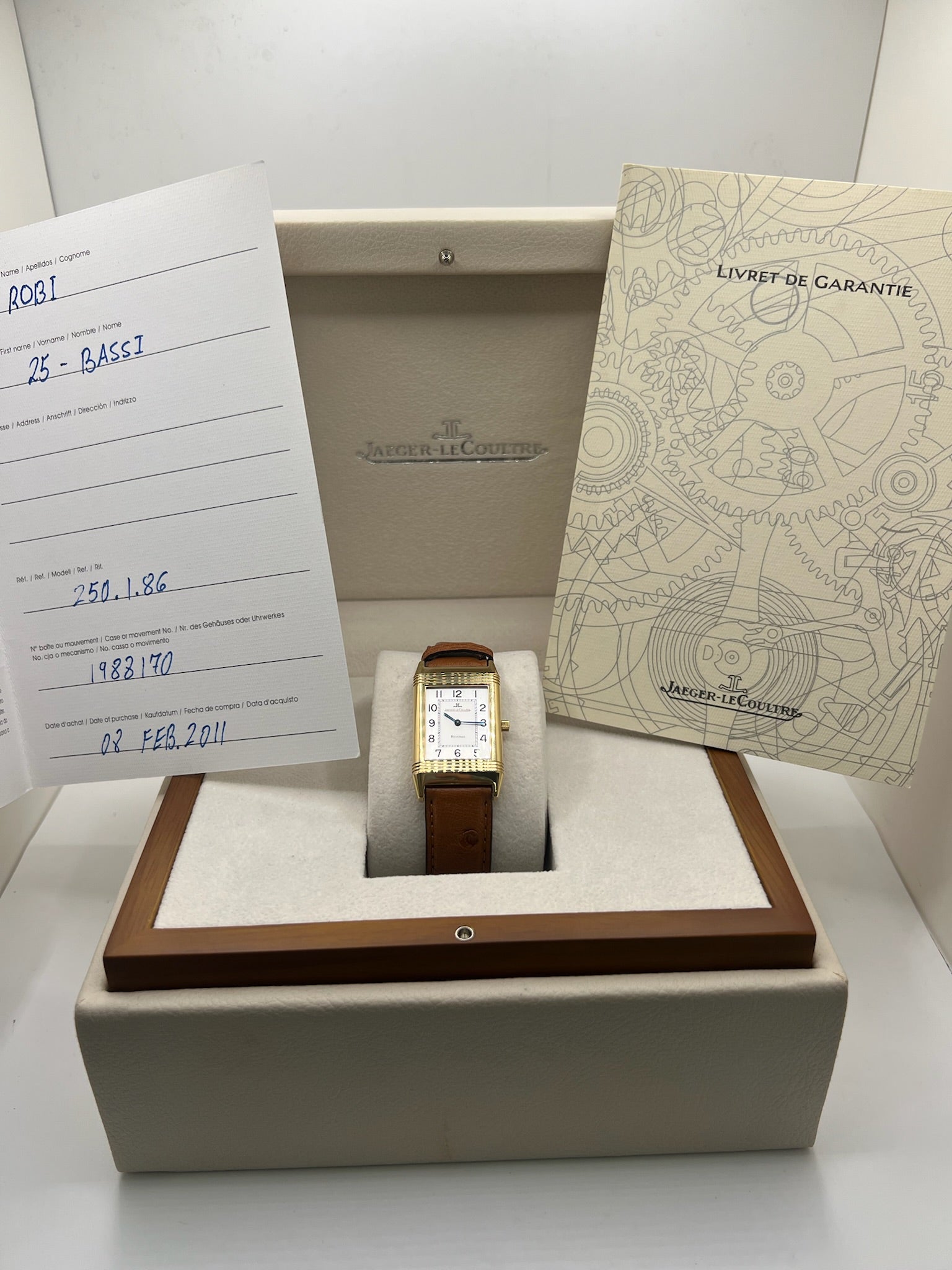 Redécouvrez l’élégance pure avec cette Jaeger-LeCoultre Reverso Classique millésime 2011, proposée en full set avec sa boîte, ses papiers et ses accessoires d’origine. Symbole de l’horlogerie raffinée, la Reverso séduit par son design rectangulaire emblématique et son cadran épuré. Cette version complète est un choix idéal pour les passionnés de montres de collection et les amateurs de la maison Jaeger-LeCoultre, à la recherche d’une pièce intemporelle au pedigree certifié.
