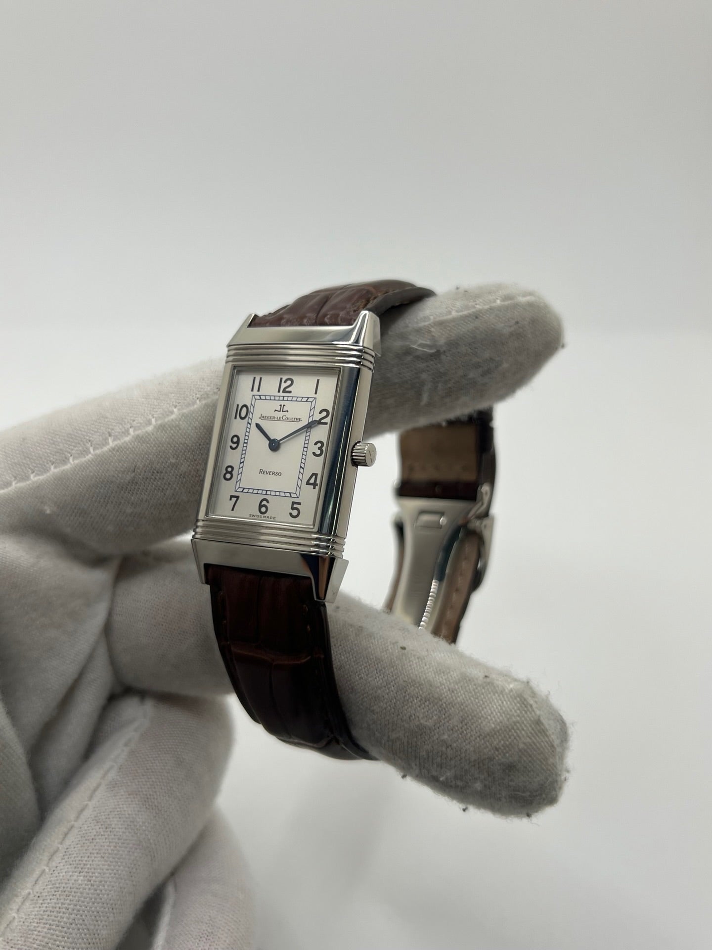 Montre Jaeger-LeCoultre Reverso Classique pour homme ou unisexe, équipée d’un mouvement quartz et d’un boîtier en acier de 23 x 38 mm. Ce modèle d’occasion en très bon état dispose d’un cadran argent à chiffres arabes, d’un verre saphir et d’une étanchéité de 3 ATM. Son bracelet en cuir brun avec boucle ardillon complète son style élégant et intemporel. Une montre Jaeger-LeCoultre Reverso Classique raffinée, idéale pour les amateurs de montres de luxe classiques.
