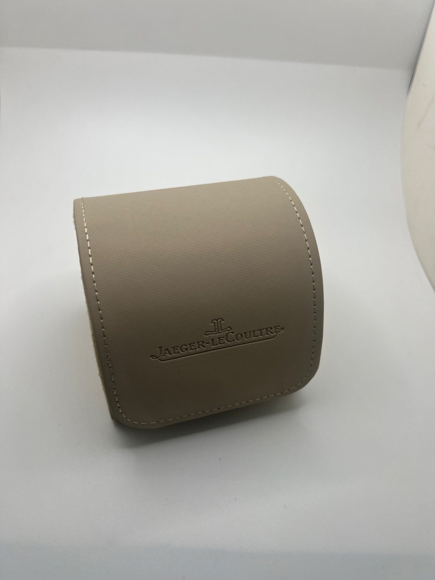 Montre Jaeger-LeCoultre Reverso Classique pour homme ou unisexe, équipée d’un mouvement quartz et d’un boîtier en acier de 23 x 38 mm. Ce modèle d’occasion en très bon état dispose d’un cadran argent à chiffres arabes, d’un verre saphir et d’une étanchéité de 3 ATM. Son bracelet en cuir brun avec boucle ardillon complète son style élégant et intemporel. Une montre Jaeger-LeCoultre Reverso Classique raffinée, idéale pour les amateurs de montres de luxe classiques.