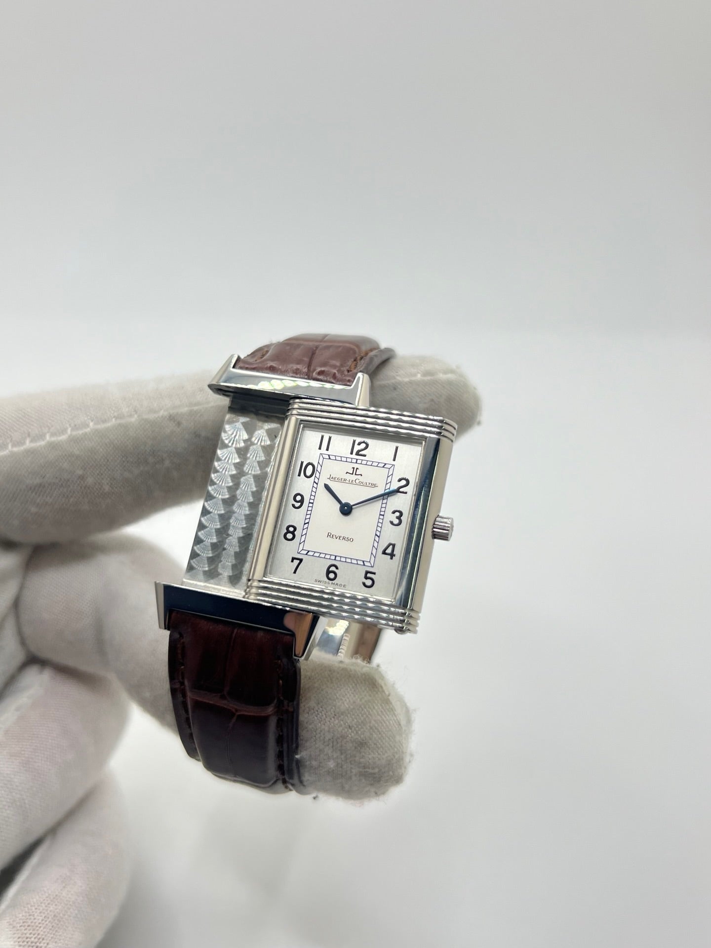 Montre Jaeger-LeCoultre Reverso Classique pour homme ou unisexe, équipée d’un mouvement quartz et d’un boîtier en acier de 23 x 38 mm. Ce modèle d’occasion en très bon état dispose d’un cadran argent à chiffres arabes, d’un verre saphir et d’une étanchéité de 3 ATM. Son bracelet en cuir brun avec boucle ardillon complète son style élégant et intemporel. Une montre Jaeger-LeCoultre Reverso Classique raffinée, idéale pour les amateurs de montres de luxe classiques.