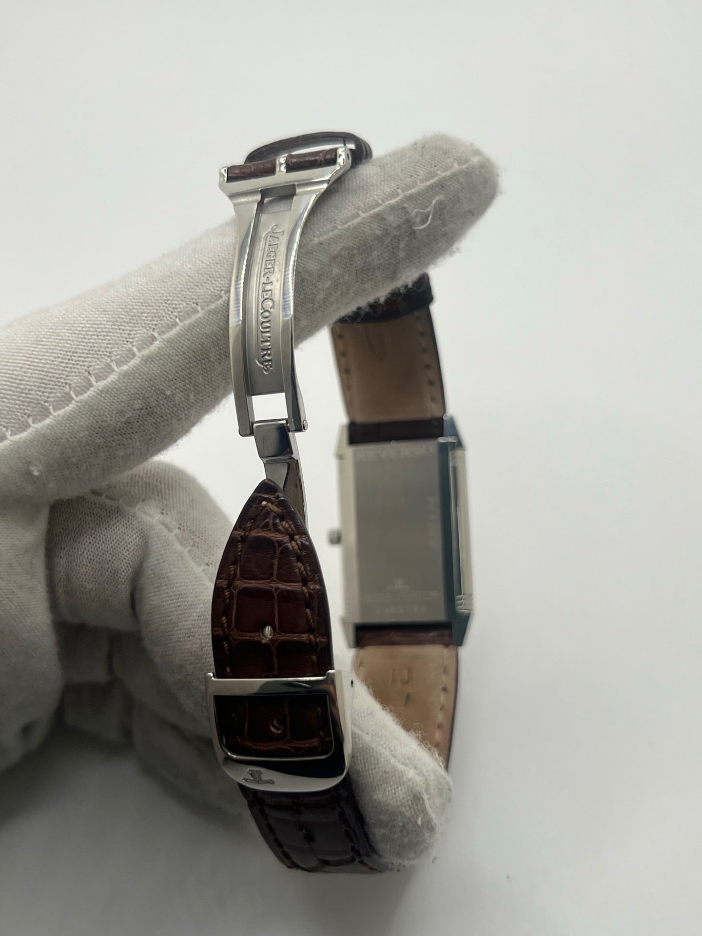Montre Jaeger-LeCoultre Reverso Classique pour homme ou unisexe, équipée d’un mouvement quartz et d’un boîtier en acier de 23 x 38 mm. Ce modèle d’occasion en très bon état dispose d’un cadran argent à chiffres arabes, d’un verre saphir et d’une étanchéité de 3 ATM. Son bracelet en cuir brun avec boucle ardillon complète son style élégant et intemporel. Une montre Jaeger-LeCoultre Reverso Classique raffinée, idéale pour les amateurs de montres de luxe classiques.
