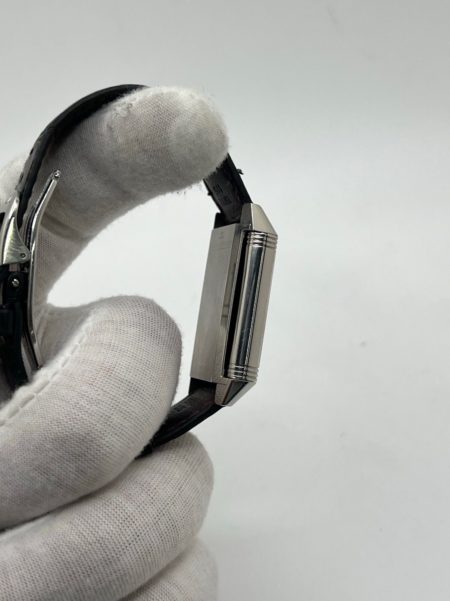 Découvrez la Jaeger-LeCoultre Reverso Grande Taille pour homme/unisexe, modèle 2008 en acier avec bracelet cuir brun. Montre de luxe à remontage manuel, calibre 822, 45 h de réserve de marche, petite seconde et cadran argent. État très bon, avec coffret et papiers d’origine.