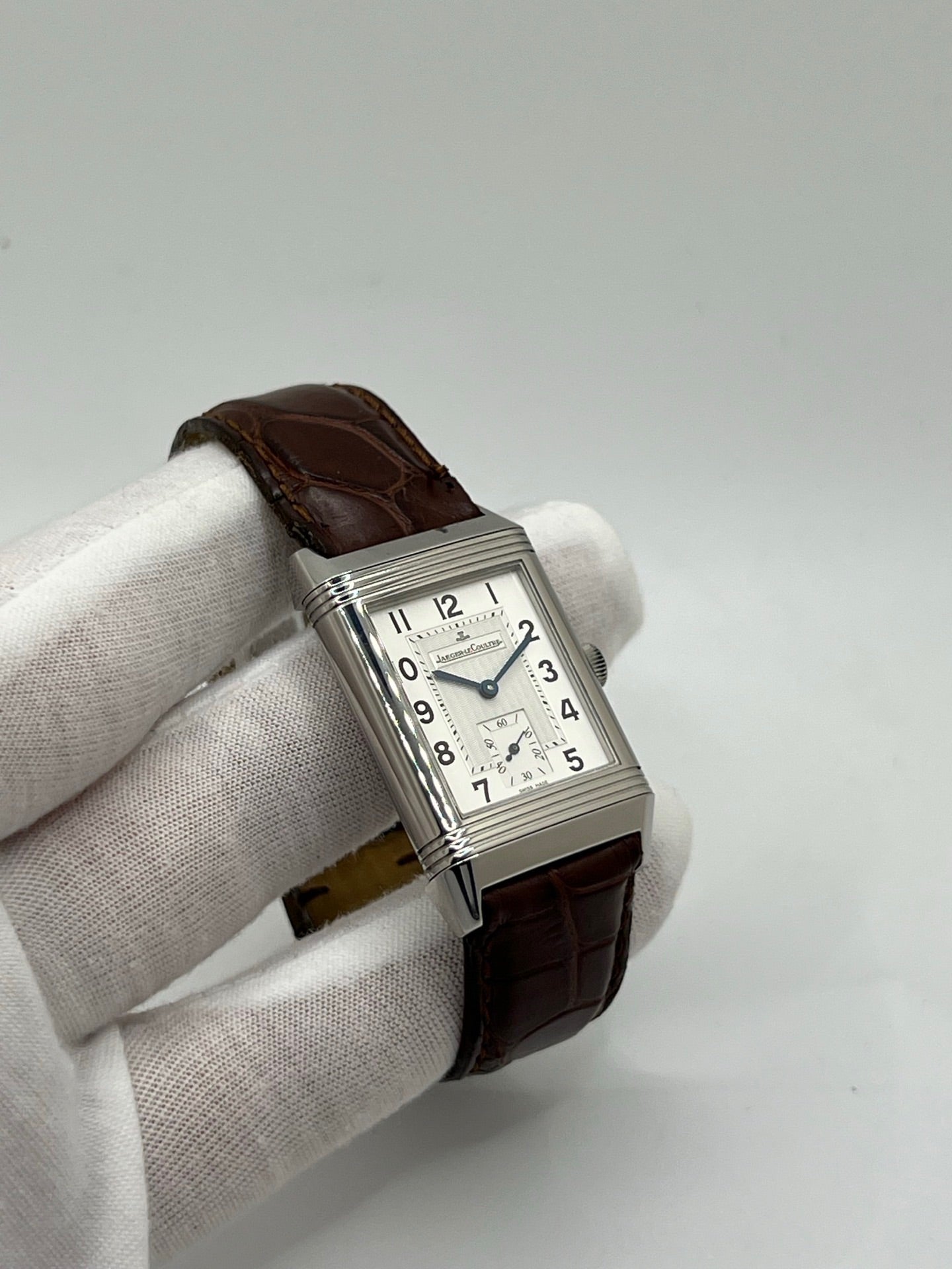 Découvrez la Montre Jaeger-LeCoultre Reverso Grande Taille 270.8.62, un garde-temps emblématique alliant élégance et ingénierie horlogère. Avec son boîtier rectangulaire emblématique et son design raffiné, ce modèle incarne le savoir-faire exceptionnel de Jaeger-LeCoultre. Idéale pour les passionnés de haute horlogerie, cette montre offre un style intemporel et une mécanique de précision. Un choix parfait pour les amateurs de montres de luxe et de pièces d’exception.