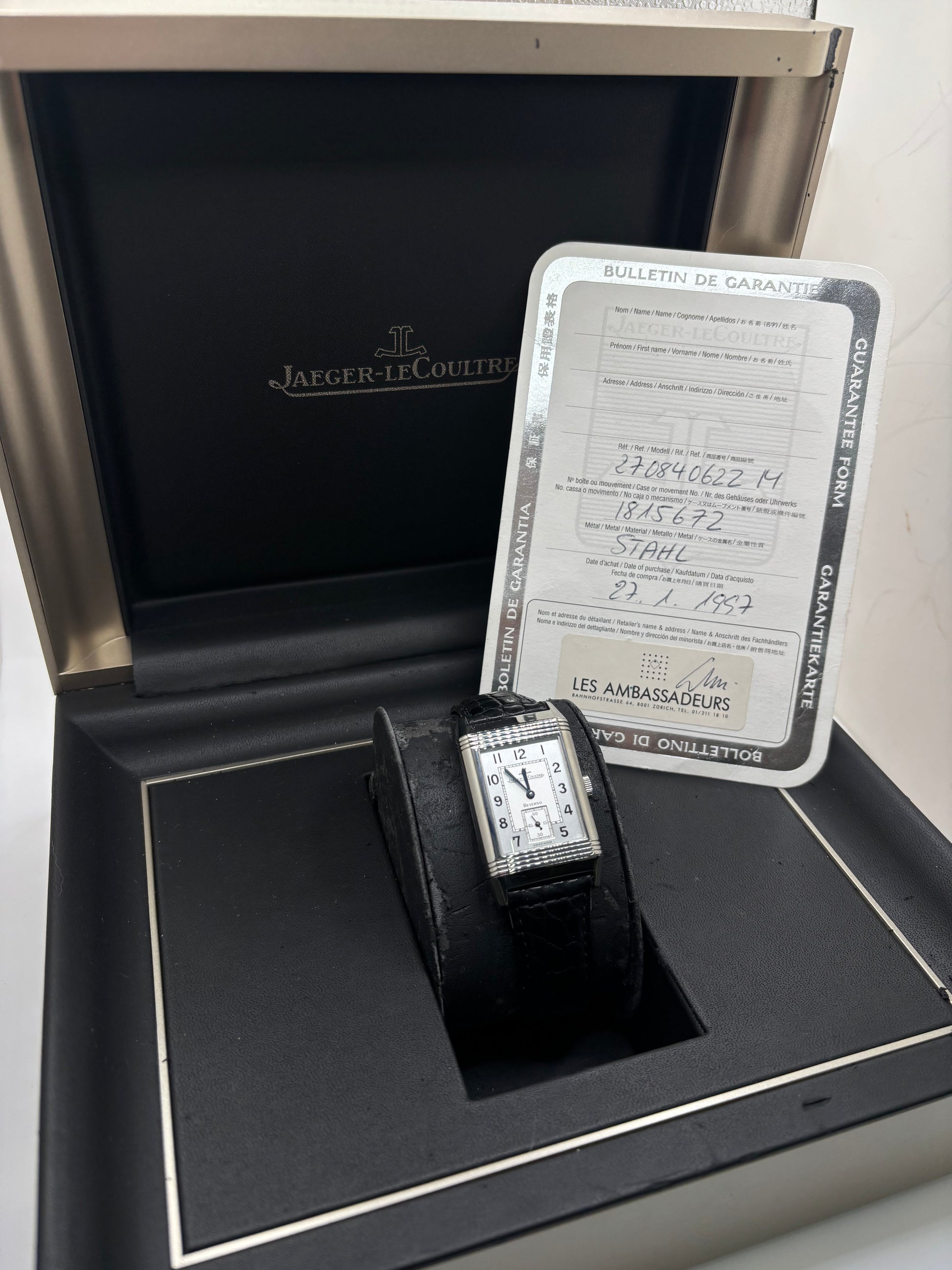 Montre Jaeger-LeCoultre Reverso Grande Taille 270.8.62 en acier, mouvement mécanique à remontage manuel calibre 822. Boîtier rectangulaire 26 x 42 mm, cadran argent à chiffres arabes, petite seconde, verre saphir. Bracelet cuir noir boucle ardillon acier. Modèle 1997 en très bon état, révisé le 4 juin 2026, livré avec coffret et papiers d’origine. Montre de luxe suisse emblématique, design Art déco, style vintage élégant. pièce horlogère iconique.
