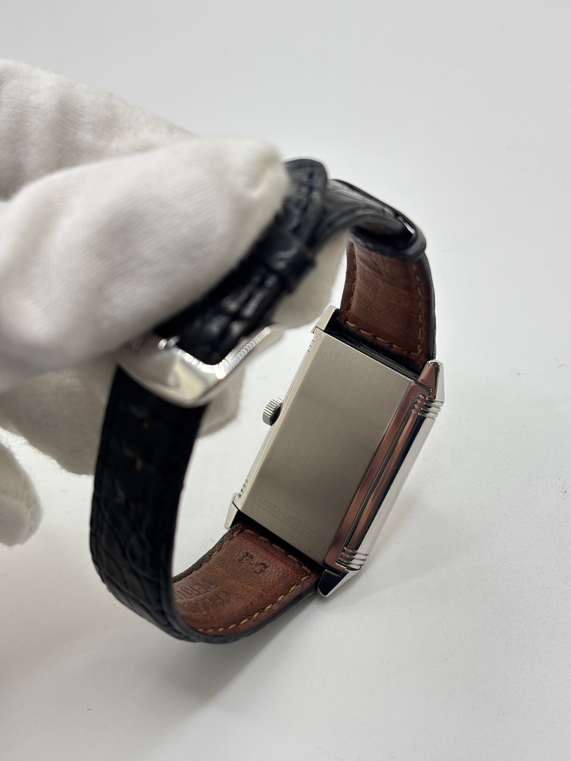 Montre Jaeger-LeCoultre Reverso Grande Taille 270.8.62 en acier, mouvement mécanique à remontage manuel calibre 822. Boîtier rectangulaire 26 x 42 mm, cadran argent à chiffres arabes, petite seconde, verre saphir. Bracelet cuir noir boucle ardillon acier. Modèle 1997 en très bon état, révisé le 4 juin 2026, livré avec coffret et papiers d’origine. Montre de luxe suisse emblématique, design Art déco, style vintage élégant. pièce horlogère iconique.
