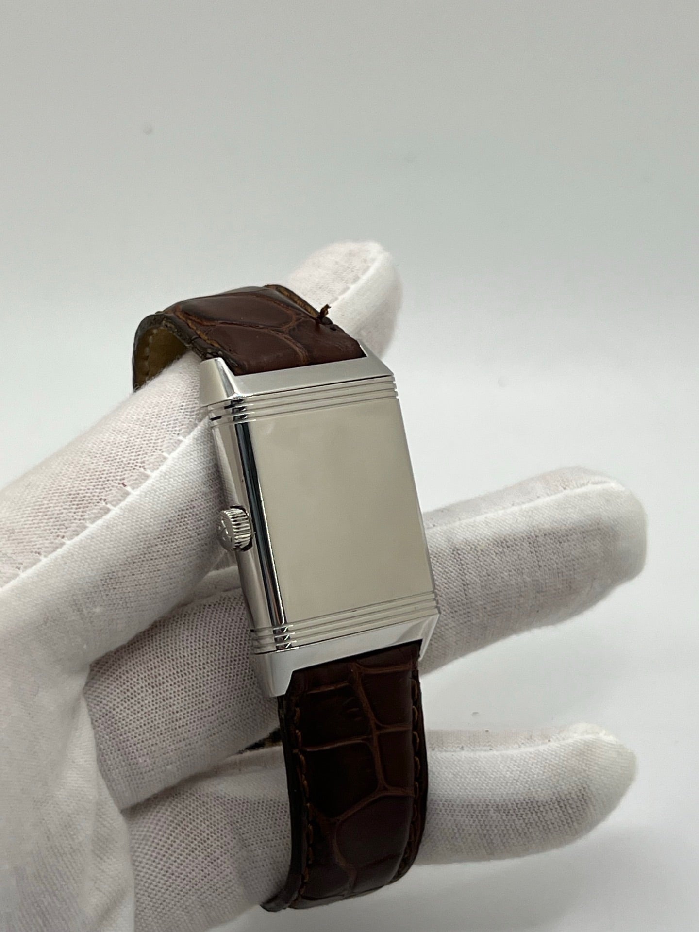 Découvrez la Montre Jaeger-LeCoultre Reverso Grande Taille 270.8.62, un garde-temps emblématique alliant élégance et ingénierie horlogère. Avec son boîtier rectangulaire emblématique et son design raffiné, ce modèle incarne le savoir-faire exceptionnel de Jaeger-LeCoultre. Idéale pour les passionnés de haute horlogerie, cette montre offre un style intemporel et une mécanique de précision. Un choix parfait pour les amateurs de montres de luxe et de pièces d’exception.