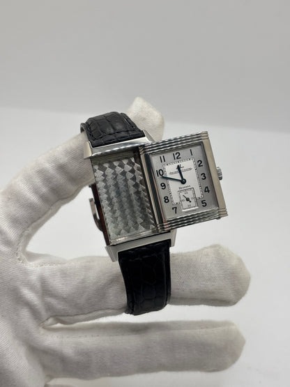 Montre Jaeger-LeCoultre Reverso Grande Taille 270.8.62 en acier, mouvement mécanique à remontage manuel calibre 822. Boîtier rectangulaire 26 x 42 mm, cadran argent à chiffres arabes, petite seconde, verre saphir. Bracelet cuir noir boucle ardillon acier. Modèle 1997 en très bon état, révisé le 4 juin 2026, livré avec coffret et papiers d’origine. Montre de luxe suisse emblématique, design Art déco, style vintage élégant. pièce horlogère iconique.
