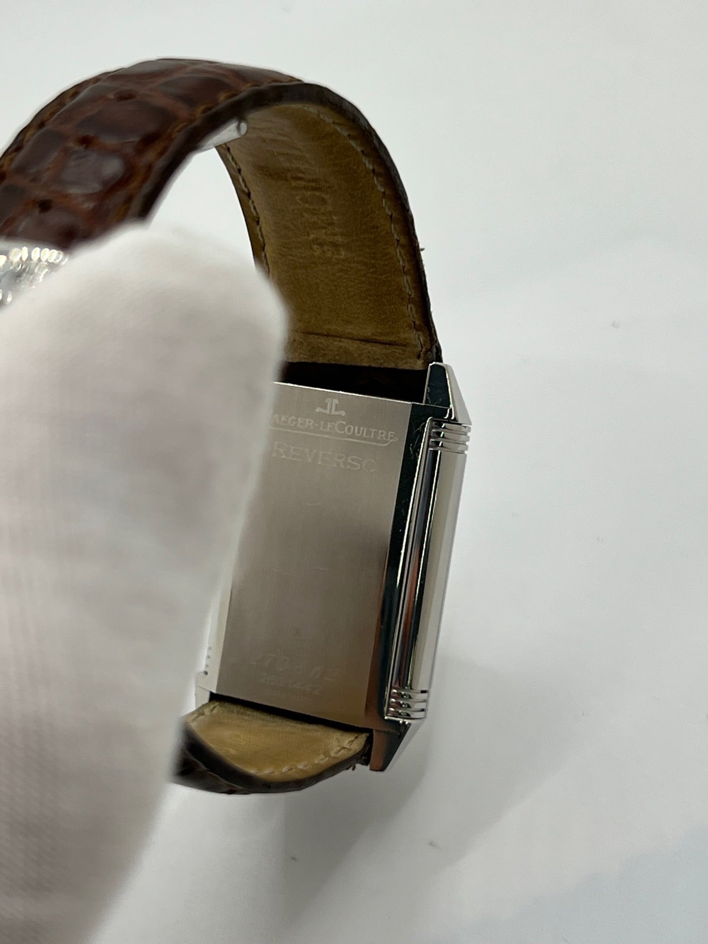 Découvrez la Montre Jaeger-LeCoultre Reverso Grande Taille 270.8.62, un garde-temps emblématique alliant élégance et ingénierie horlogère. Avec son boîtier rectangulaire emblématique et son design raffiné, ce modèle incarne le savoir-faire exceptionnel de Jaeger-LeCoultre. Idéale pour les passionnés de haute horlogerie, cette montre offre un style intemporel et une mécanique de précision. Un choix parfait pour les amateurs de montres de luxe et de pièces d’exception.