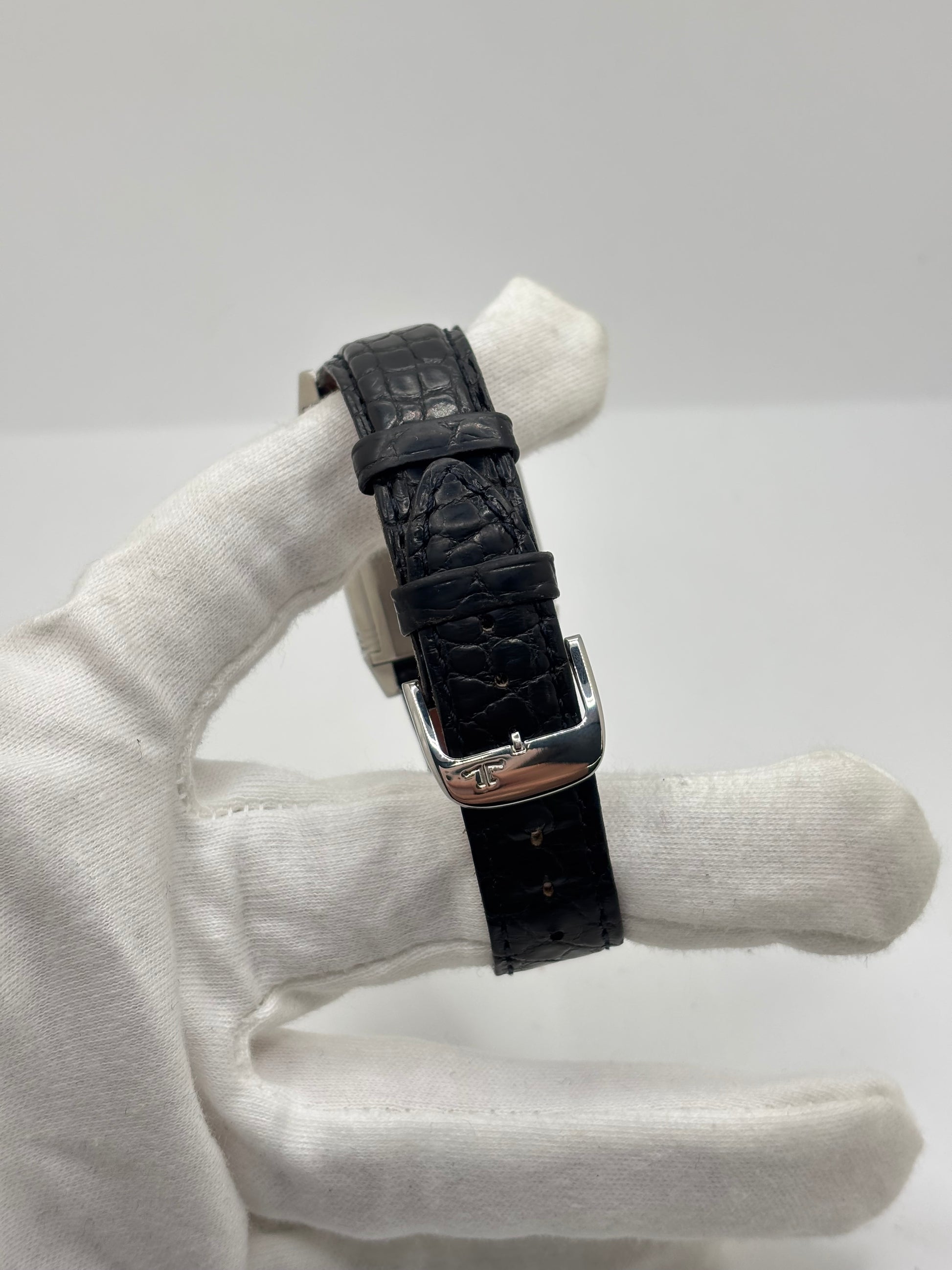 Montre Jaeger-LeCoultre Reverso Grande Taille 270.8.62 en acier, mouvement mécanique à remontage manuel calibre 822. Boîtier rectangulaire 26 x 42 mm, cadran argent à chiffres arabes, petite seconde, verre saphir. Bracelet cuir noir boucle ardillon acier. Modèle 1997 en très bon état, révisé le 4 juin 2026, livré avec coffret et papiers d’origine. Montre de luxe suisse emblématique, design Art déco, style vintage élégant. pièce horlogère iconique.