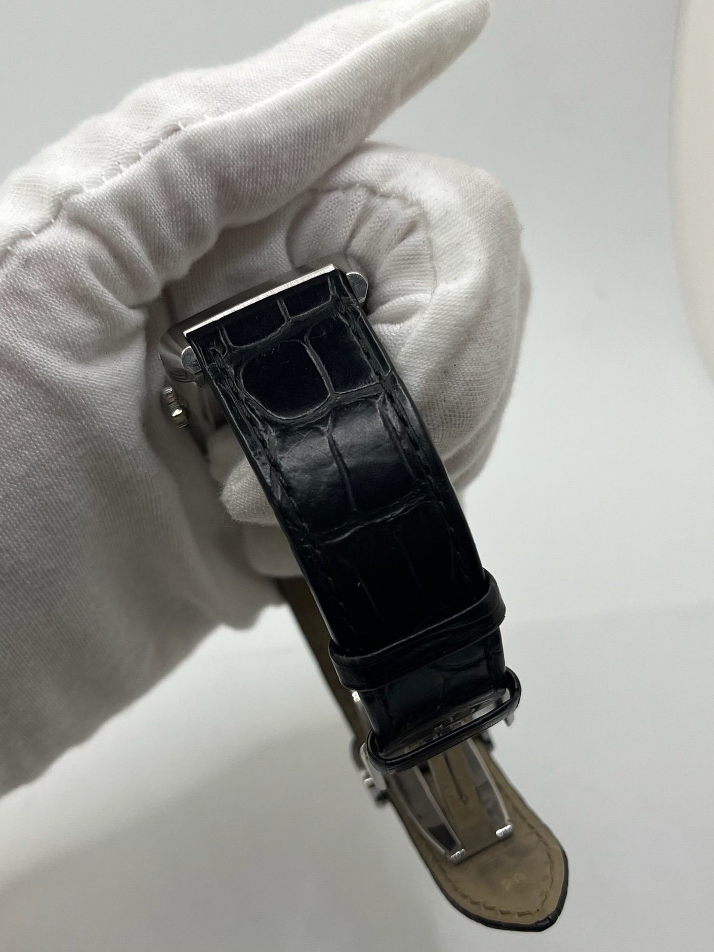 Montre Jaeger-LeCoultre Reverso Classic Small/Large réf. 214.8.62, modèle emblématique de 2017, livrée en full set avec boîte et papiers d’origine. Équipée d’une élégante boucle déployante, cette montre mécanique incarne le savoir-faire horloger suisse. Boîtier rectangulaire en acier, mouvement à remontage manuel. Une pièce raffinée pour collectionneur ou amateur de montres de prestige.