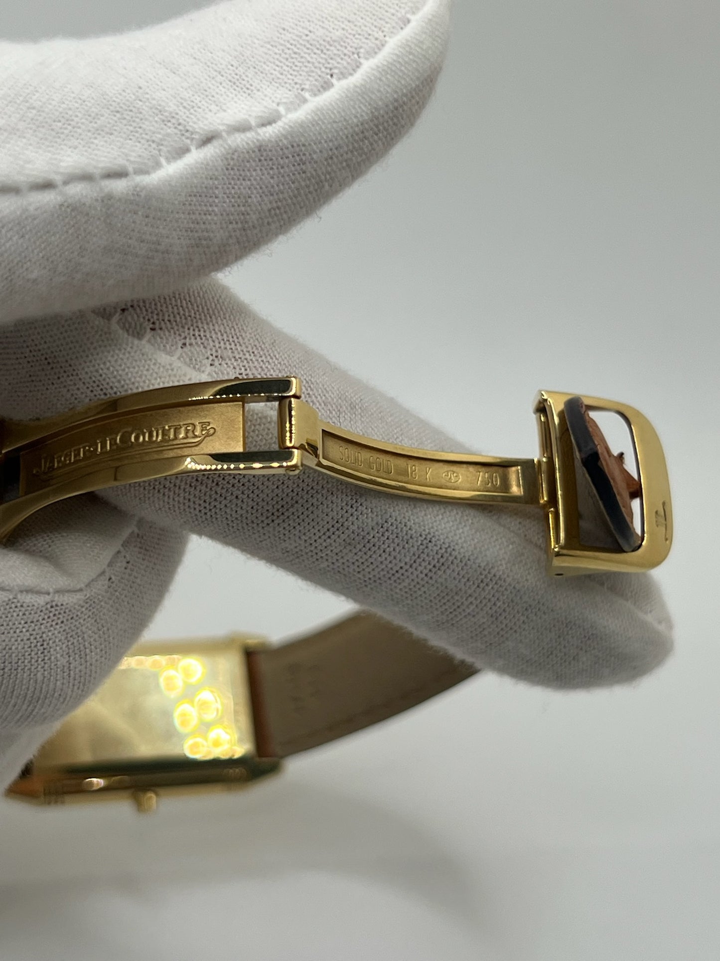 Redécouvrez l’élégance pure avec cette Jaeger-LeCoultre Reverso Classique millésime 2011, proposée en full set avec sa boîte, ses papiers et ses accessoires d’origine. Symbole de l’horlogerie raffinée, la Reverso séduit par son design rectangulaire emblématique et son cadran épuré. Cette version complète est un choix idéal pour les passionnés de montres de collection et les amateurs de la maison Jaeger-LeCoultre, à la recherche d’une pièce intemporelle au pedigree certifié.