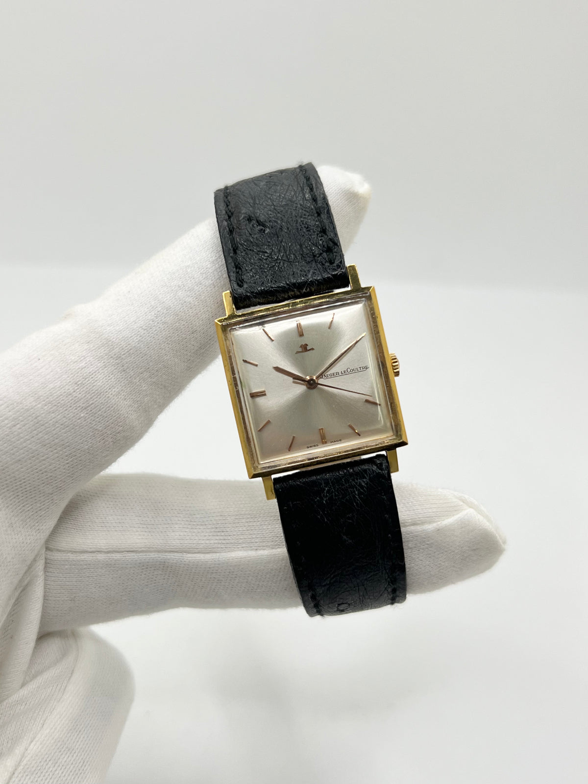 Montre Jaeger-LeCoultre Vintage Carrée, modèle ancien au design élégant et intemporel. Cette montre-bracelet Jaeger-LeCoultre se distingue par son boîtier de forme carrée et son style classique, idéal pour les amateurs d’horlogerie vintage. Une pièce raffinée de la maison Jaeger-LeCoultre, parfaite pour compléter une tenue élégante ou enrichir une collection de montres anciennes et de garde-temps de caractère.