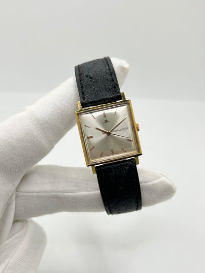 Montre Jaeger-LeCoultre Vintage Carrée, modèle ancien au design élégant et intemporel. Cette montre-bracelet Jaeger-LeCoultre se distingue par son boîtier de forme carrée et son style classique, idéal pour les amateurs d’horlogerie vintage. Une pièce raffinée de la maison Jaeger-LeCoultre, parfaite pour compléter une tenue élégante ou enrichir une collection de montres anciennes et de garde-temps de caractère.