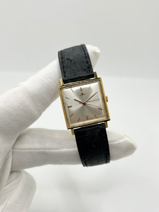 Montre Jaeger-LeCoultre Vintage Carrée, modèle ancien au design élégant et intemporel. Cette montre-bracelet Jaeger-LeCoultre se distingue par son boîtier de forme carrée et son style classique, idéal pour les amateurs d’horlogerie vintage. Une pièce raffinée de la maison Jaeger-LeCoultre, parfaite pour compléter une tenue élégante ou enrichir une collection de montres anciennes et de garde-temps de caractère.