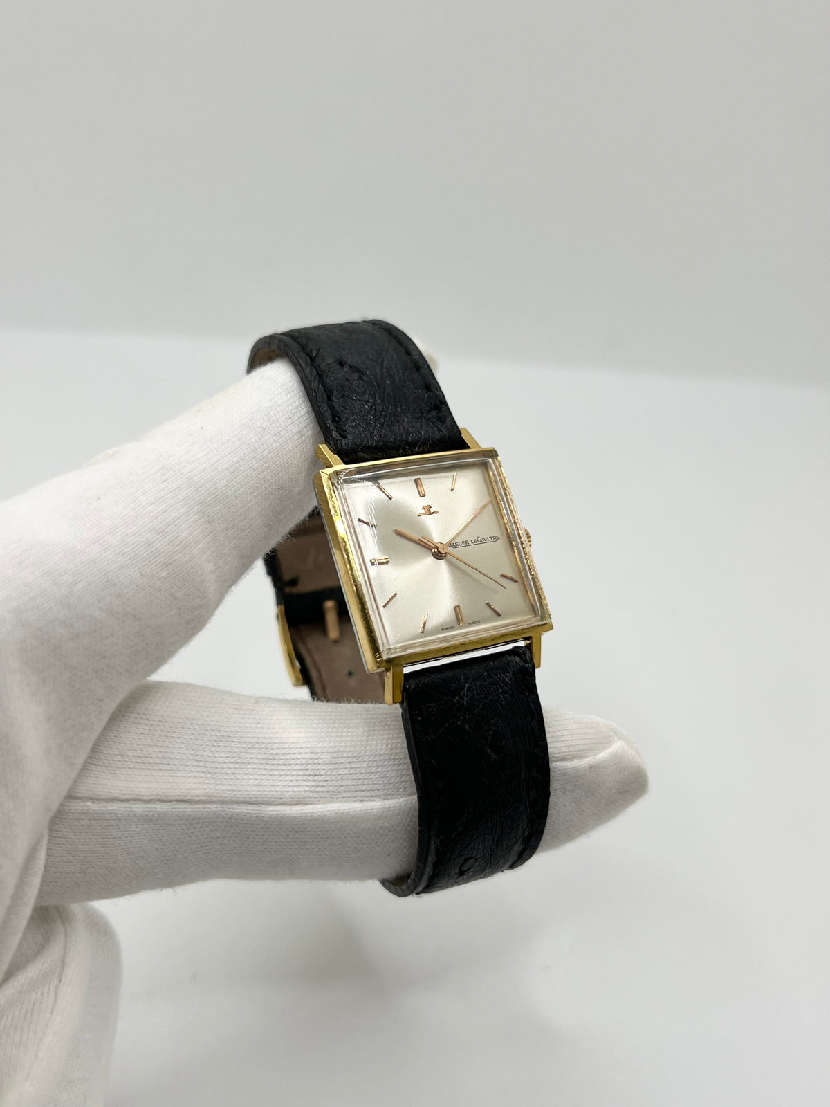 Montre Jaeger-LeCoultre Vintage Carrée, modèle ancien au design élégant et intemporel. Cette montre-bracelet Jaeger-LeCoultre se distingue par son boîtier de forme carrée et son style classique, idéal pour les amateurs d’horlogerie vintage. Une pièce raffinée de la maison Jaeger-LeCoultre, parfaite pour compléter une tenue élégante ou enrichir une collection de montres anciennes et de garde-temps de caractère.
