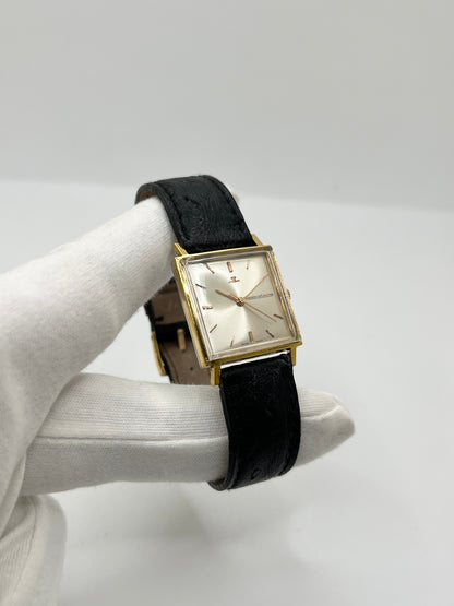 Montre Jaeger-LeCoultre Vintage Carrée, modèle ancien au design élégant et intemporel. Cette montre-bracelet Jaeger-LeCoultre se distingue par son boîtier de forme carrée et son style classique, idéal pour les amateurs d’horlogerie vintage. Une pièce raffinée de la maison Jaeger-LeCoultre, parfaite pour compléter une tenue élégante ou enrichir une collection de montres anciennes et de garde-temps de caractère.